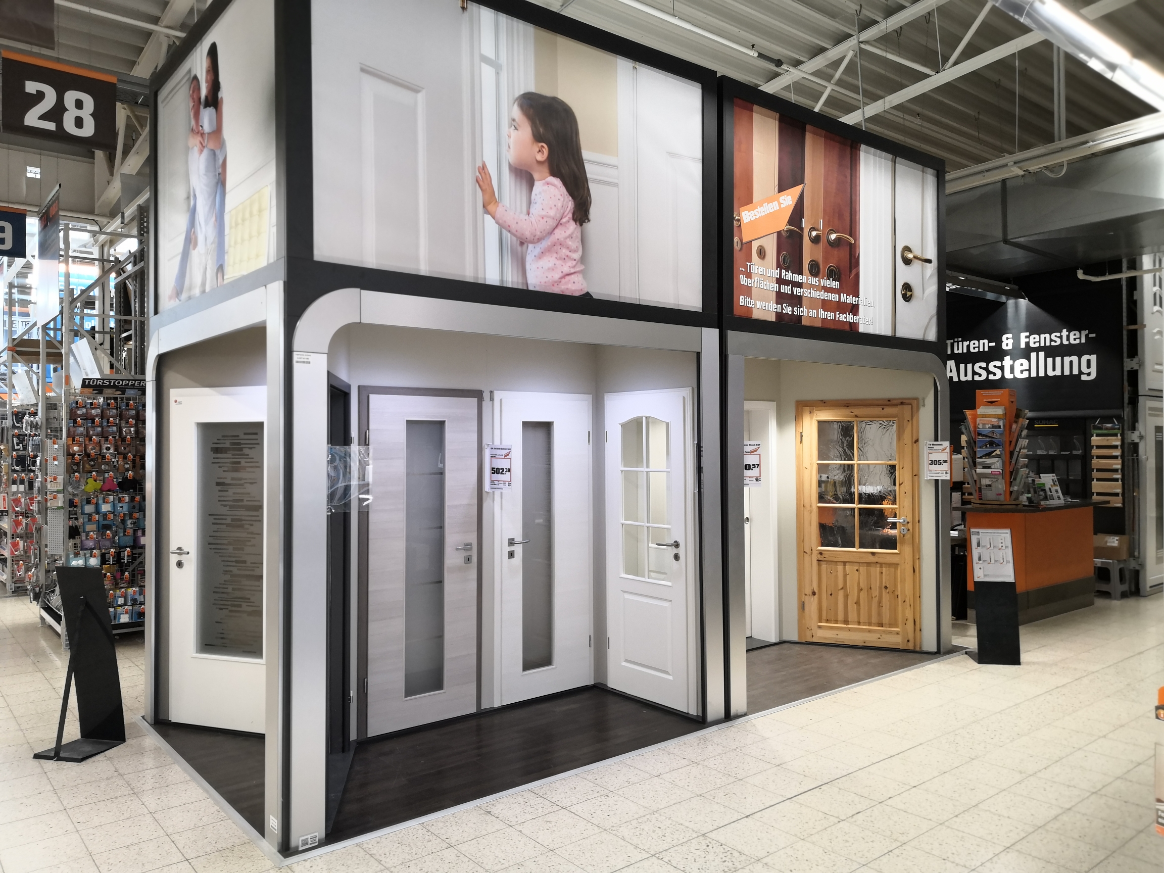 Türenausstellung in der Bauelemente-Abteilung im OBI Markt Bautzen