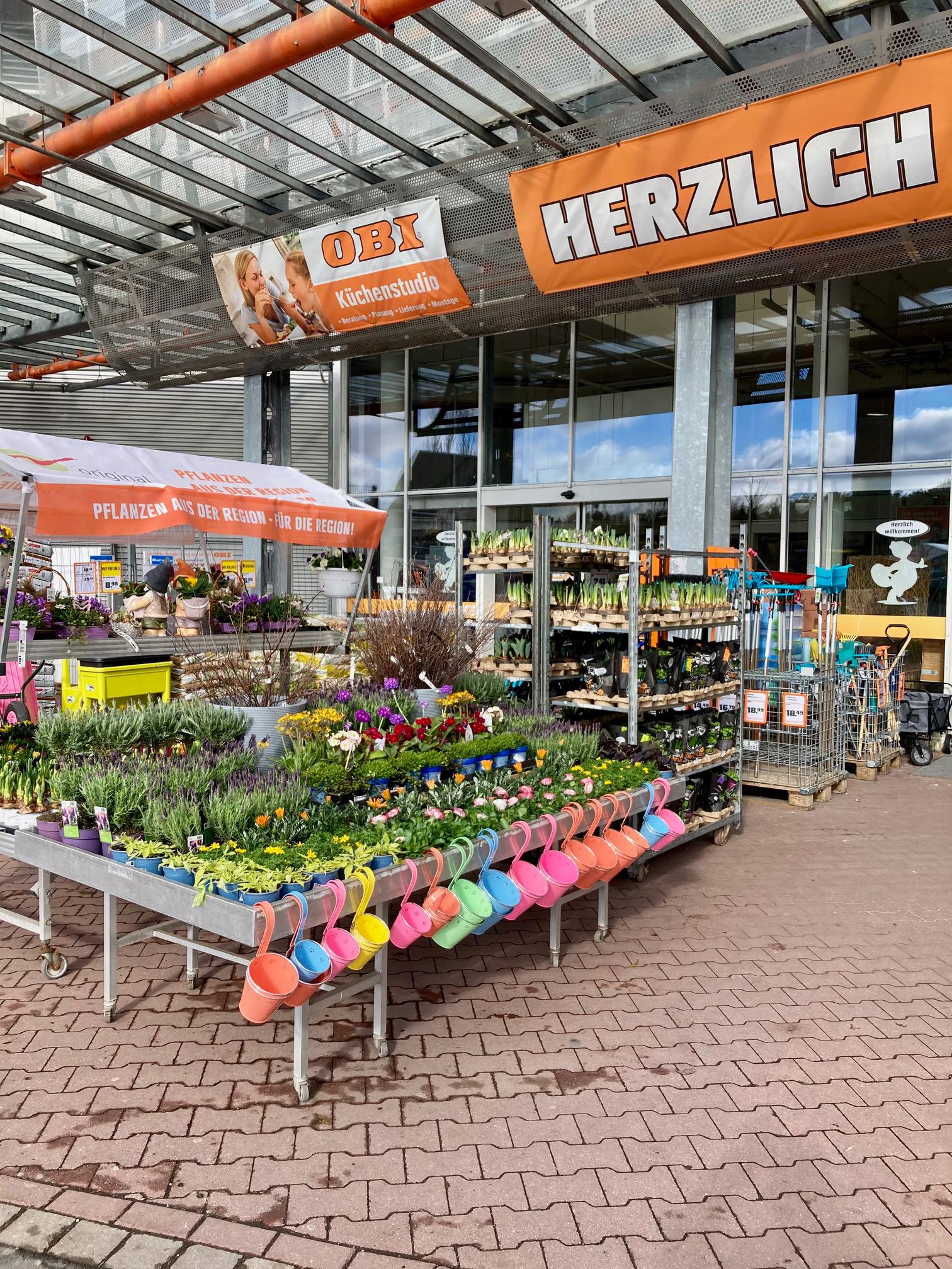 Willkommen bei OBI Erlangen Ost / Frühling vor dem Markt