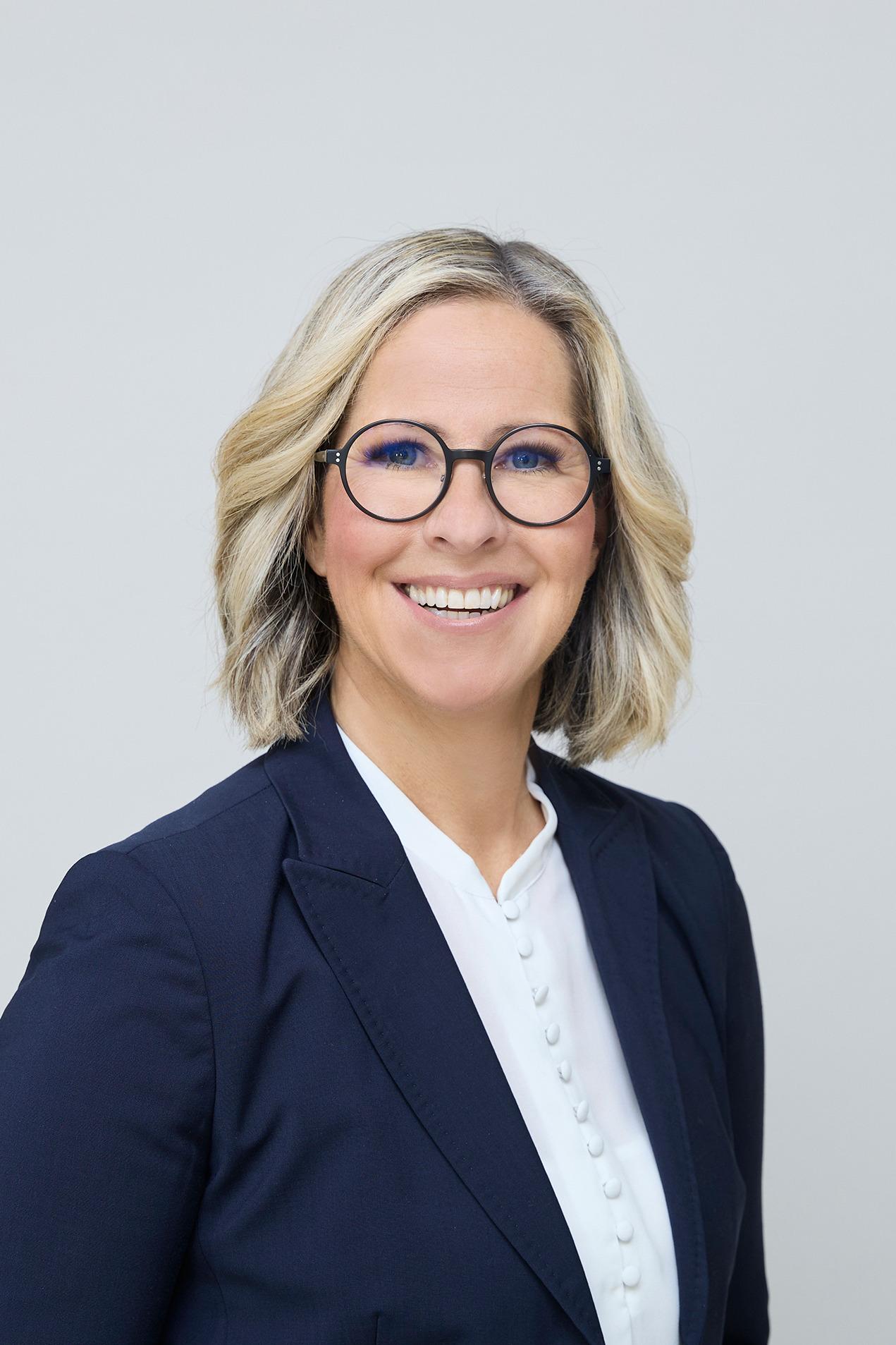 Bettina Bonnie, Finanzagenturleiterin und Selbstständige Finanzberaterin für die Deutsche Bank, Trierer Straße 746 in Aachen