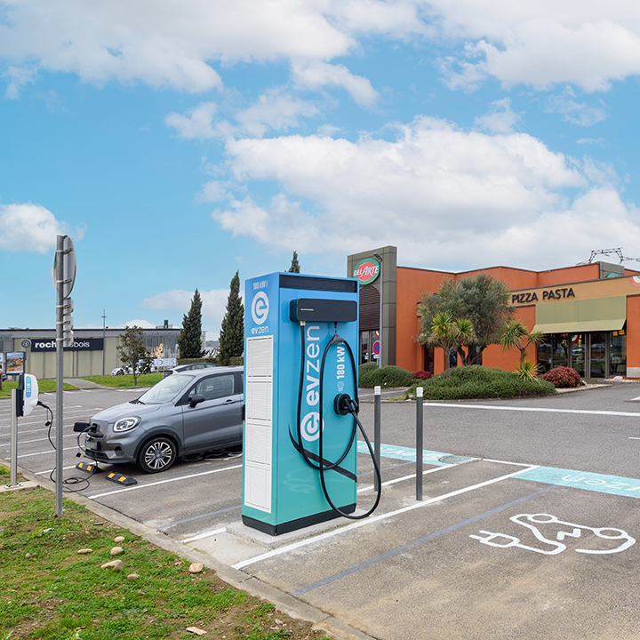 Images EVzen station de recharge
