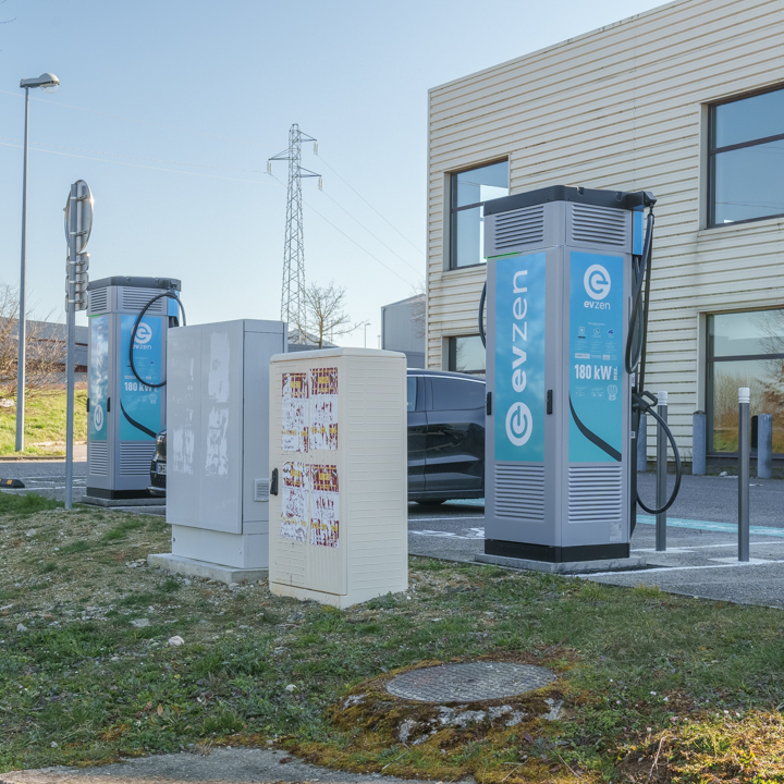 Images EVzen station de recharge