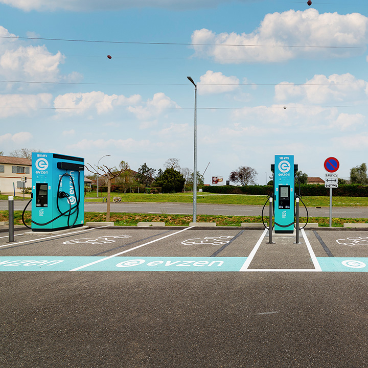 Images EVzen station de recharge