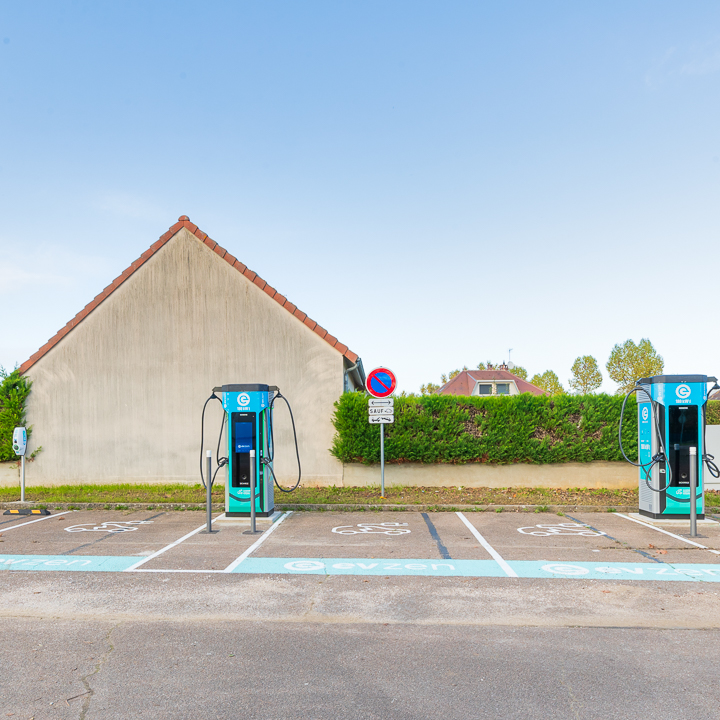 Images EVzen station de recharge