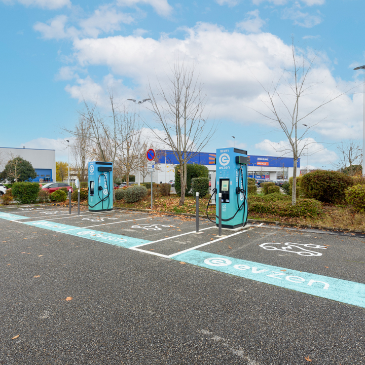 Images EVzen station de recharge