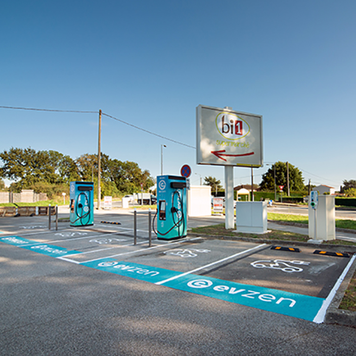 Images EVzen station de recharge