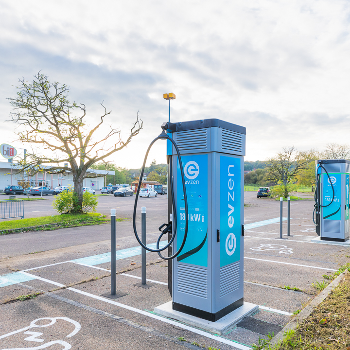 Images EVzen station de recharge
