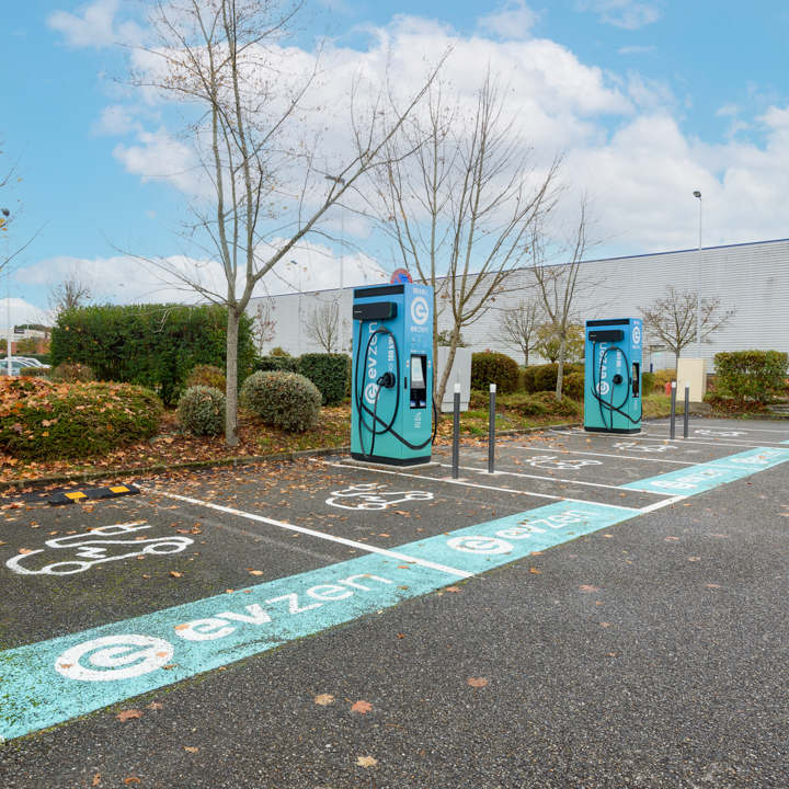 Images EVzen station de recharge