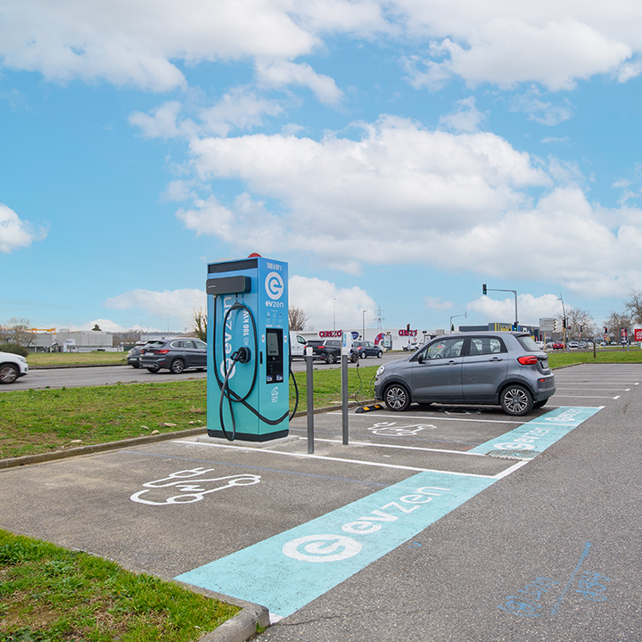 Images EVzen station de recharge