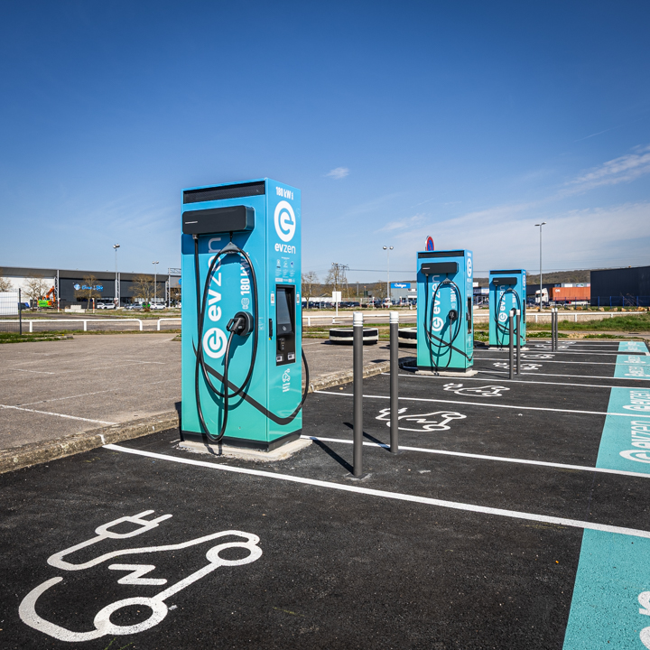 Images EVzen station de recharge
