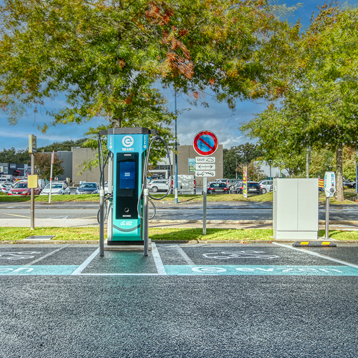 Images EVzen station de recharge