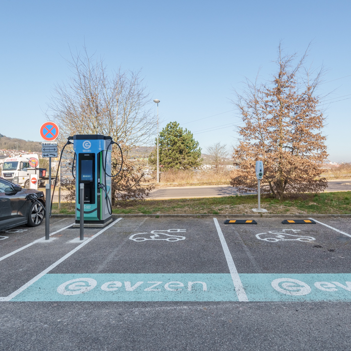 Images EVzen station de recharge