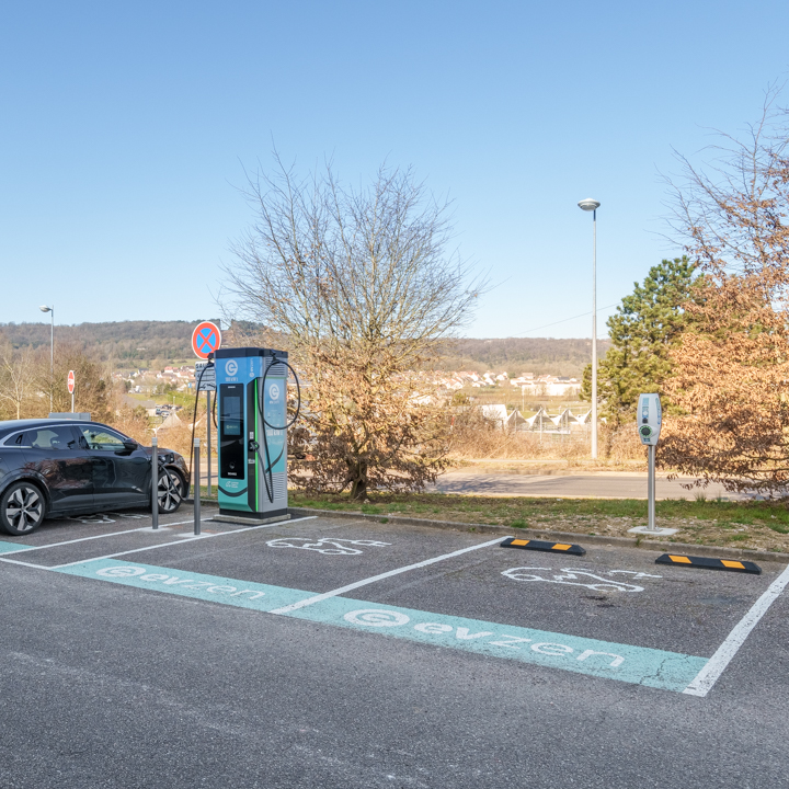 Images EVzen station de recharge