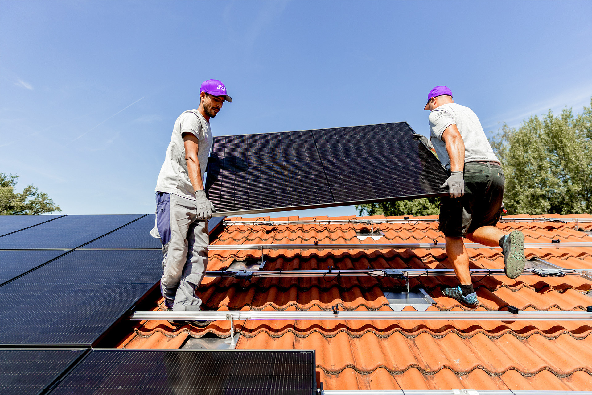 Installateure von 1KOMMA5° bei der Montage einer Solaranlage auf einem Dach