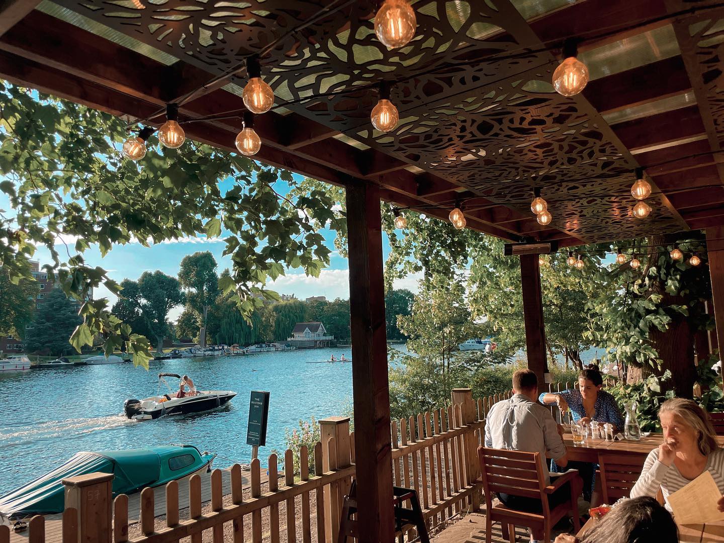 Boaters Inn riverside