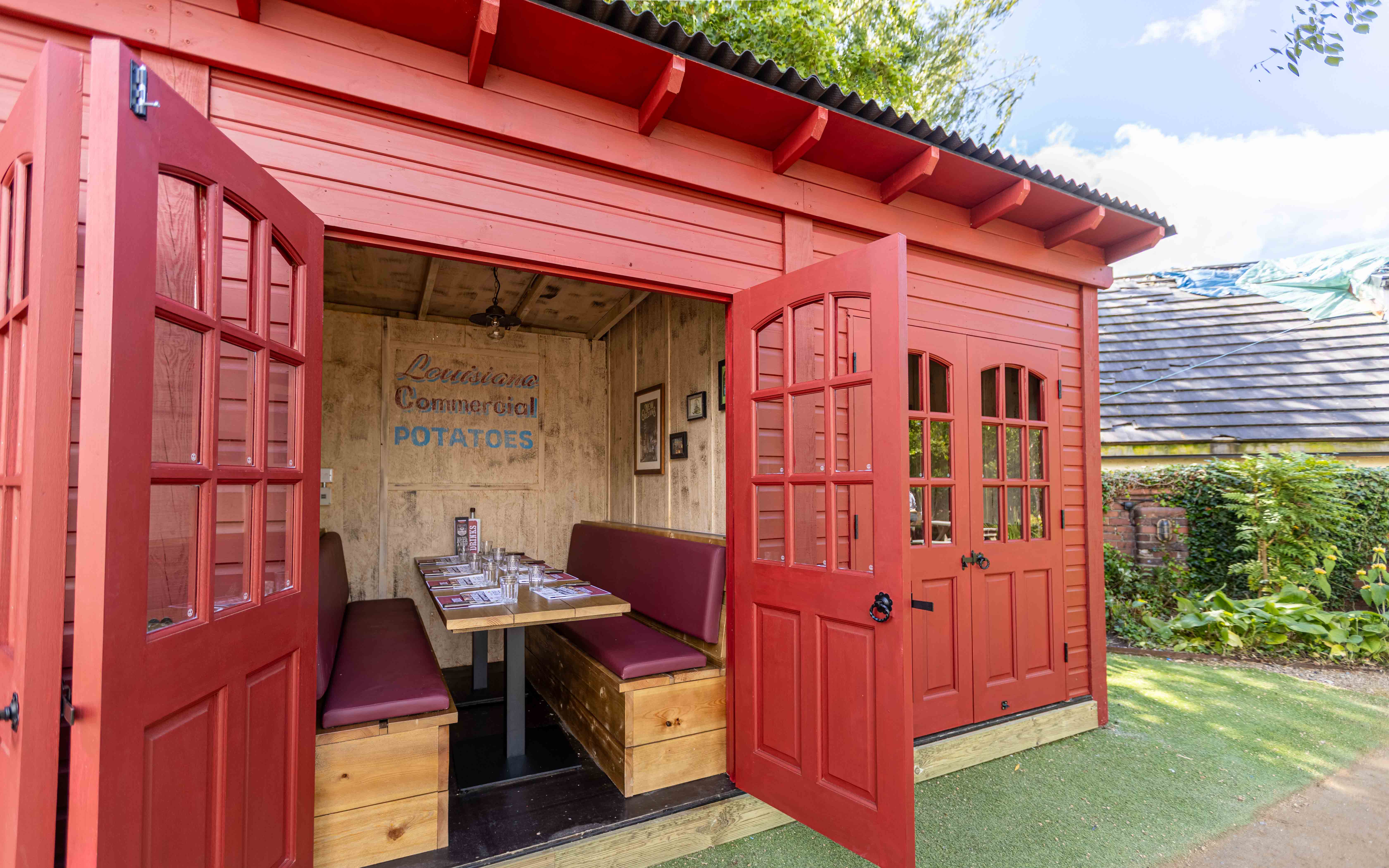 Hickory's Smokehouse Gresty Green - Outdoor Huts