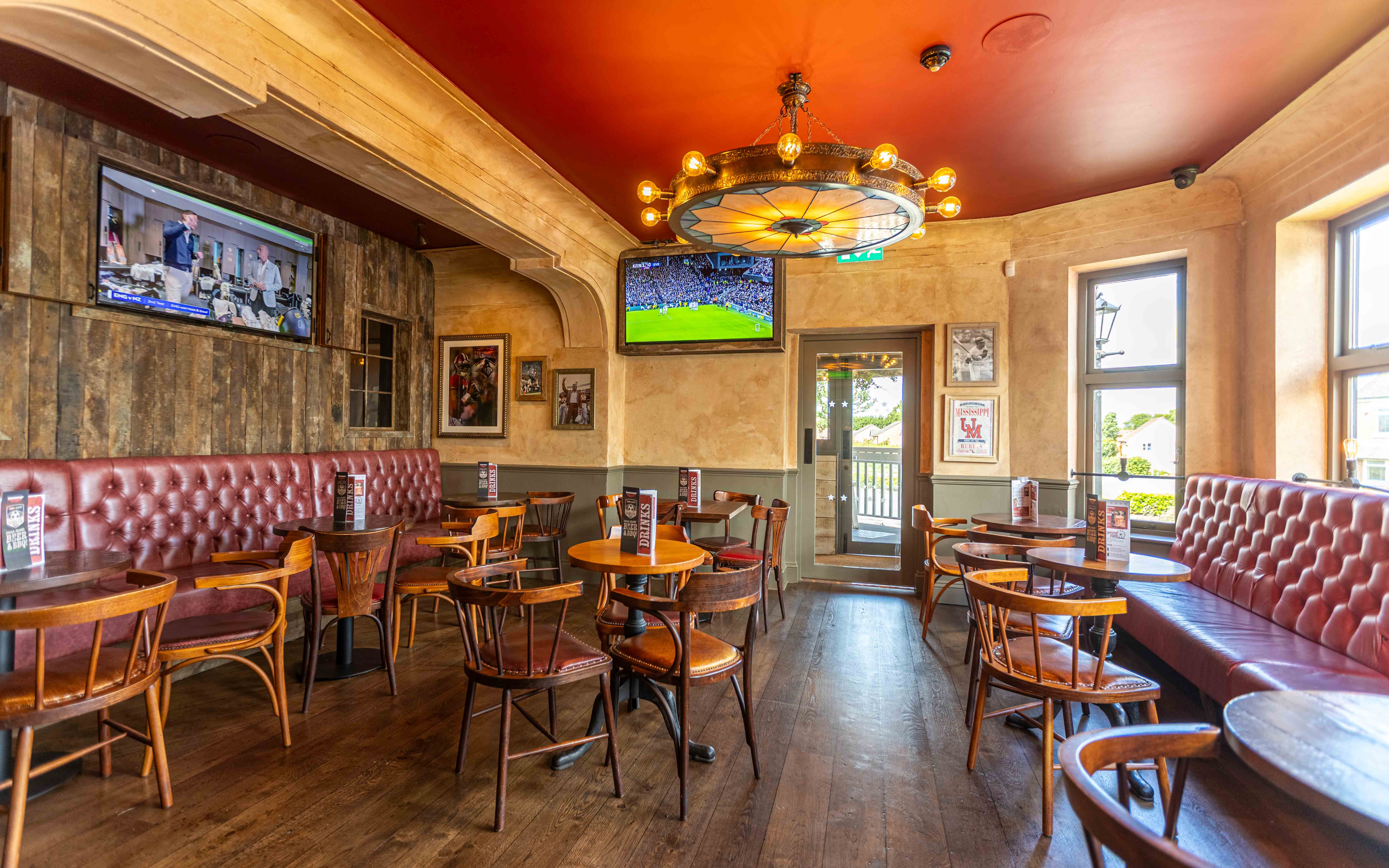 Hickory's Smokehouse Gresty Green - Neighbourhood Bar