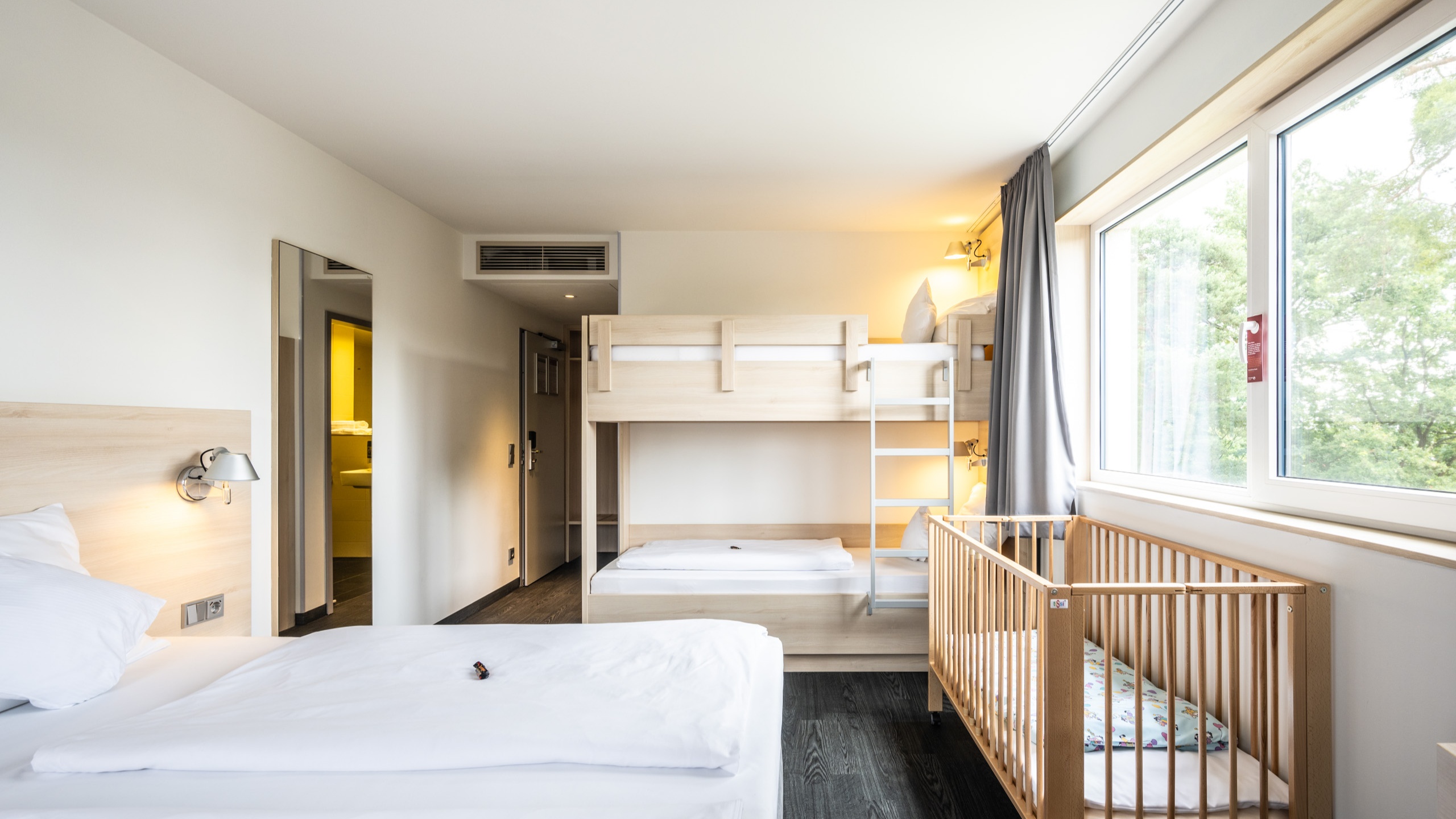 Serways Hotel Bruchsal West, An der Autobahn A5 in Forst