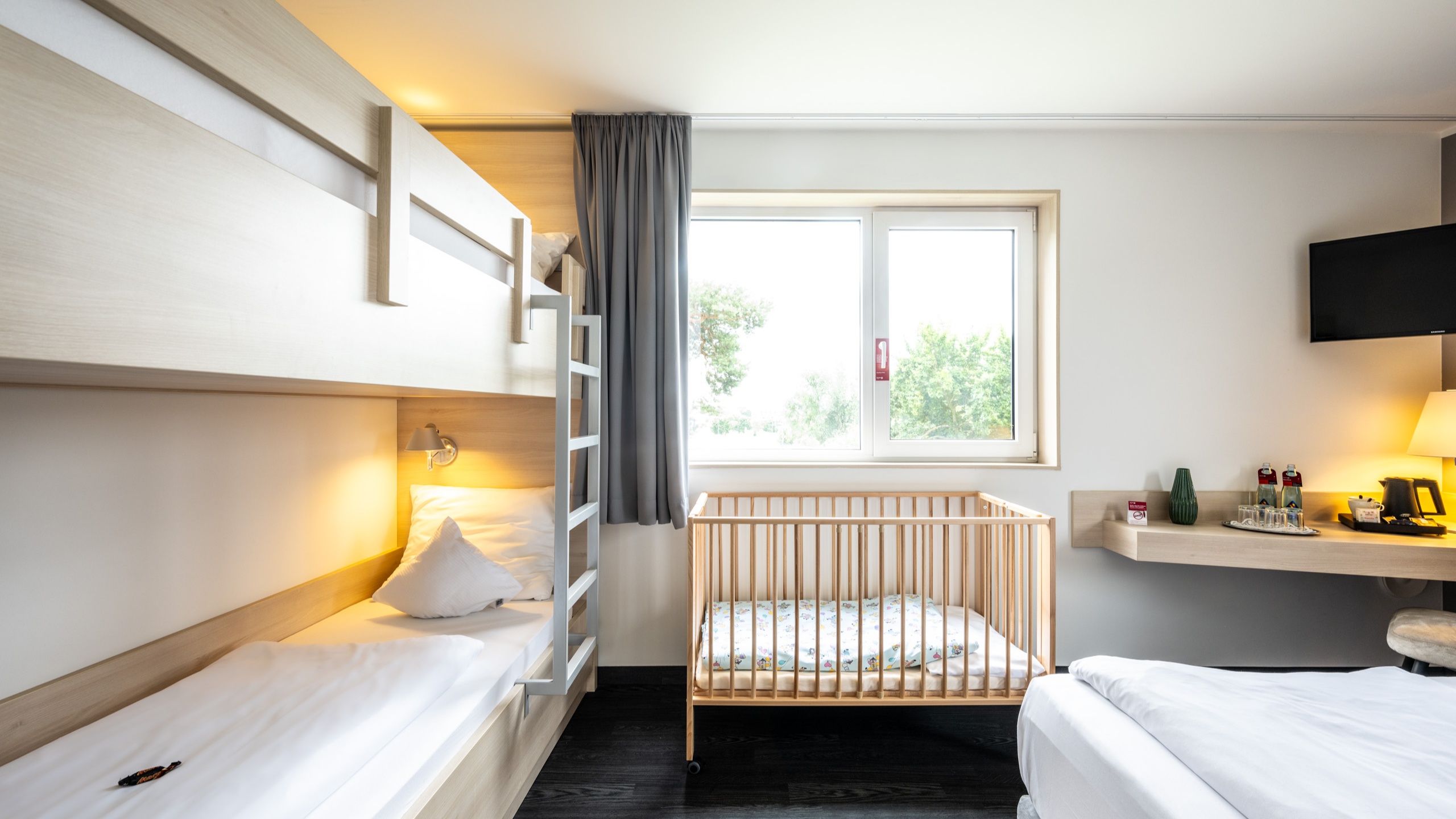 Serways Hotel Bruchsal West, An der Autobahn A5 in Forst