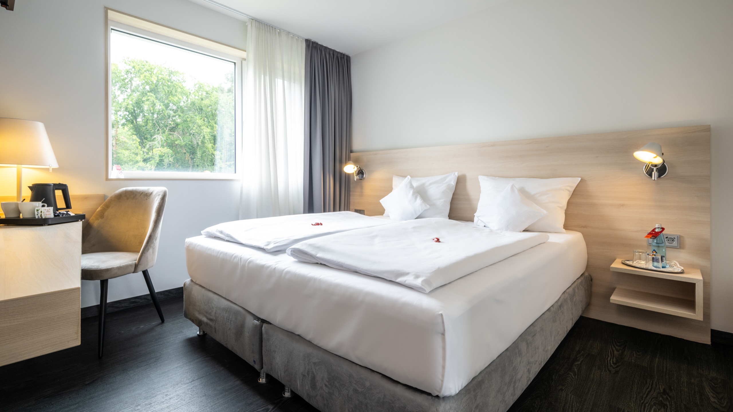 Serways Hotel Bruchsal West, An der Autobahn A5 in Forst