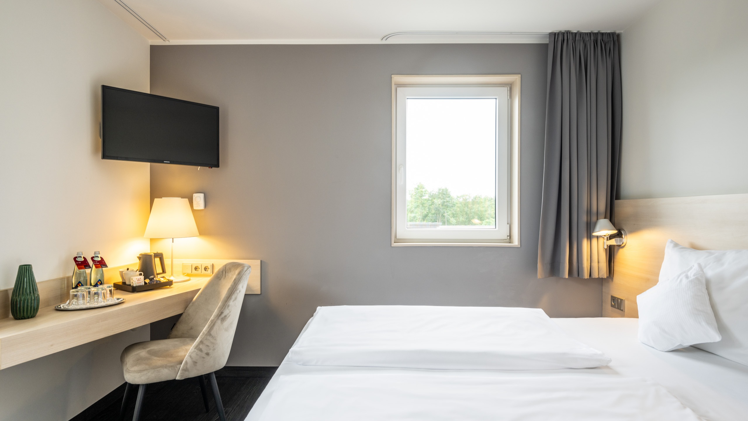 Serways Hotel Bruchsal West, An der Autobahn A5 in Forst