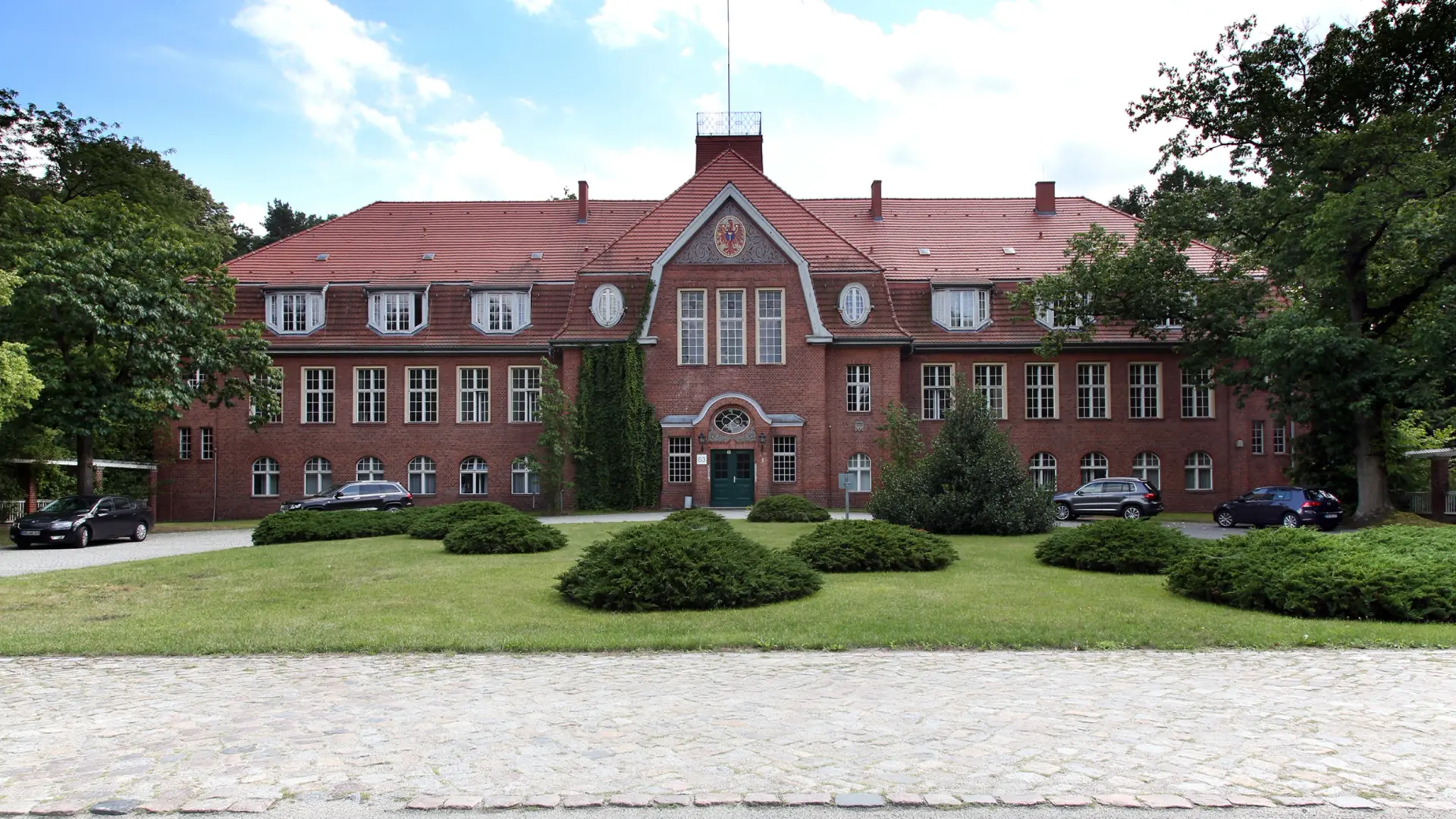 Asklepios Fachklinikum Brandenburg, Anton-Saefkow-Allee 2 in Brandenburg