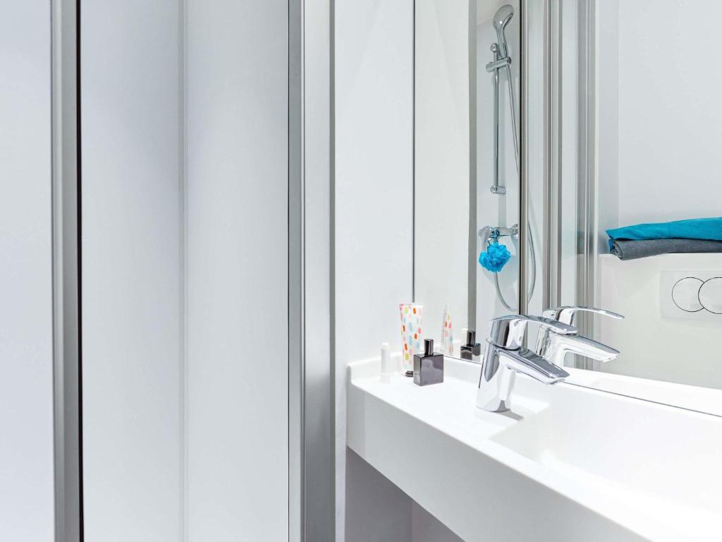 Salle de bain chambre Cabrio Hôtel F1 Orange Centre Échangeur A7 A9 Salle de bain chambre Cabrio Hôtel F1 Orange Centre Échangeur A7 A9