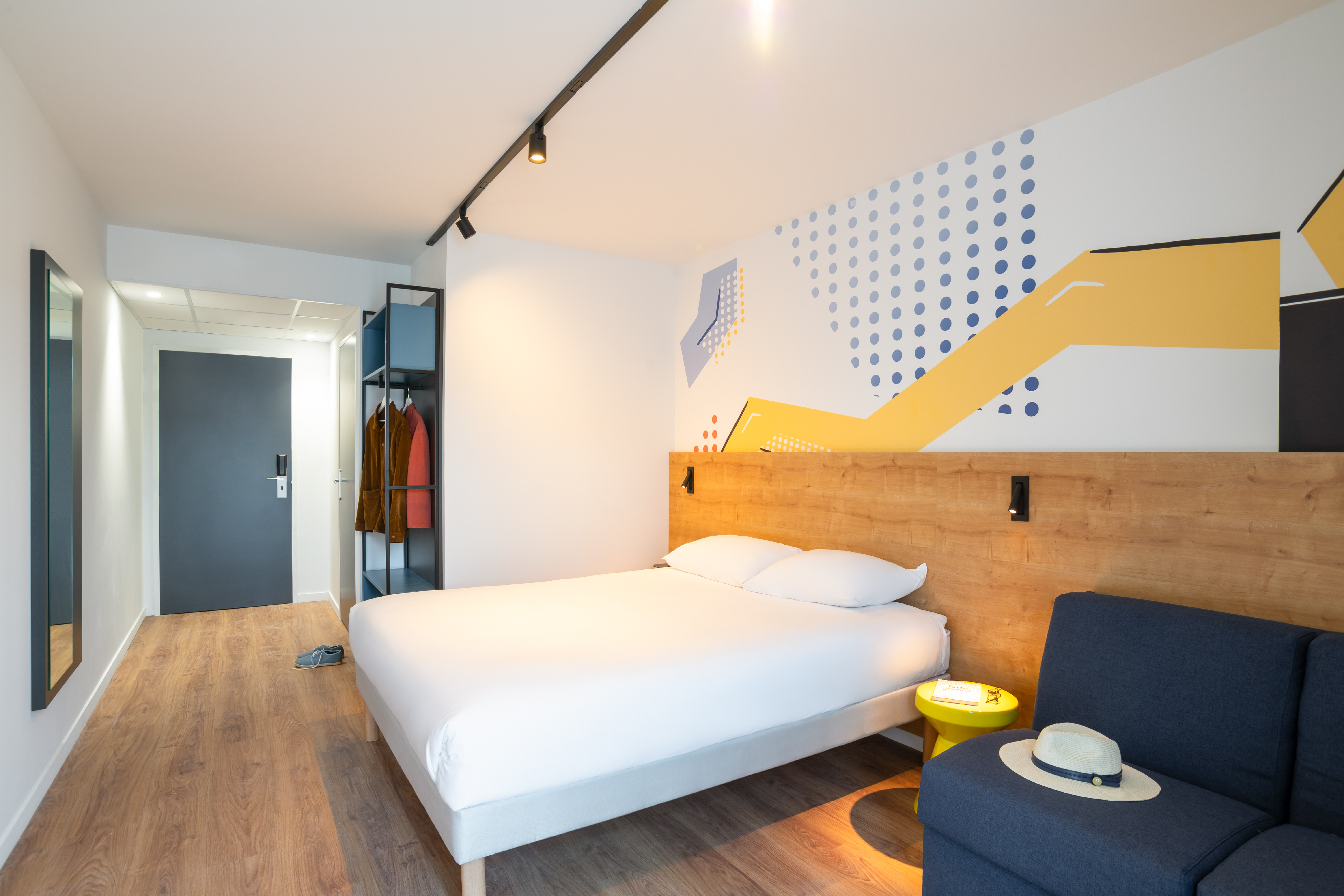 Chambre triple avec 1 lit queen size et un sofa. Chambre triple avec 1 lit queen size et un sofa.