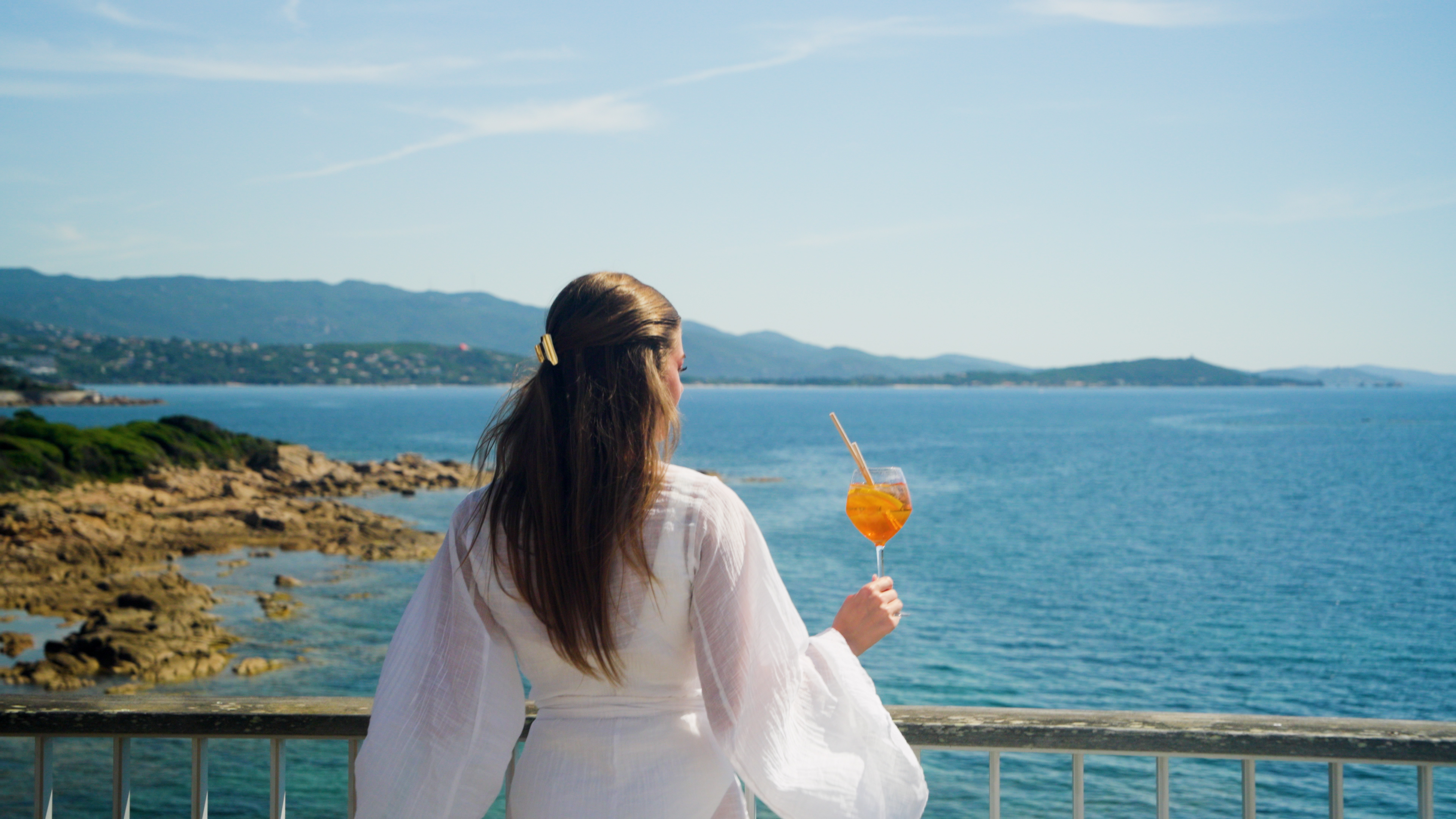 Savourez un moment de détente face au golfe d'Ajaccio, un cocktail à la main, dans un cadre où la Méditerranée s'invite à chaque instant. Savourez un moment de détente face au golfe d'Ajaccio, un cocktail à la main, dans un cadre où la Méditerranée s'invite à chaque instant.
