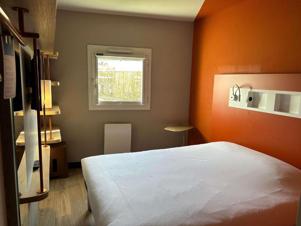 Chambre double de l'ibis budget Rouen Nord Isneauville, idéale pour un séjour confortable à Rouen. Chambre double de l'ibis budget Rouen Nord Isneauville, idéale pour un séjour confortable à Rouen.