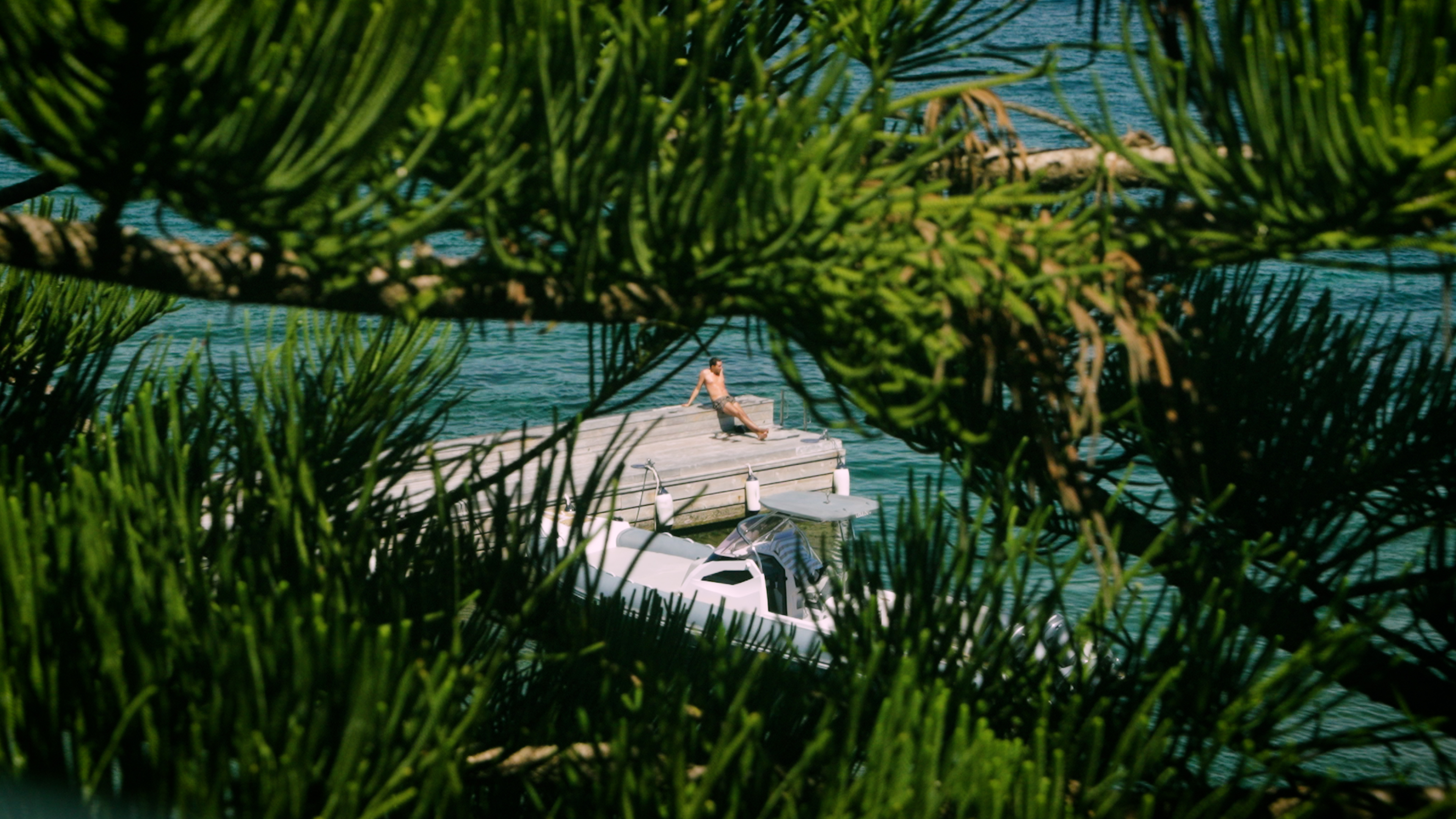 Détendez-vous dans un écrin de verdure où la piscine se fond harmonieusement dans le paysage méditerranéen. Détendez-vous dans un écrin de verdure où la piscine se fond harmonieusement dans le paysage méditerranéen.
