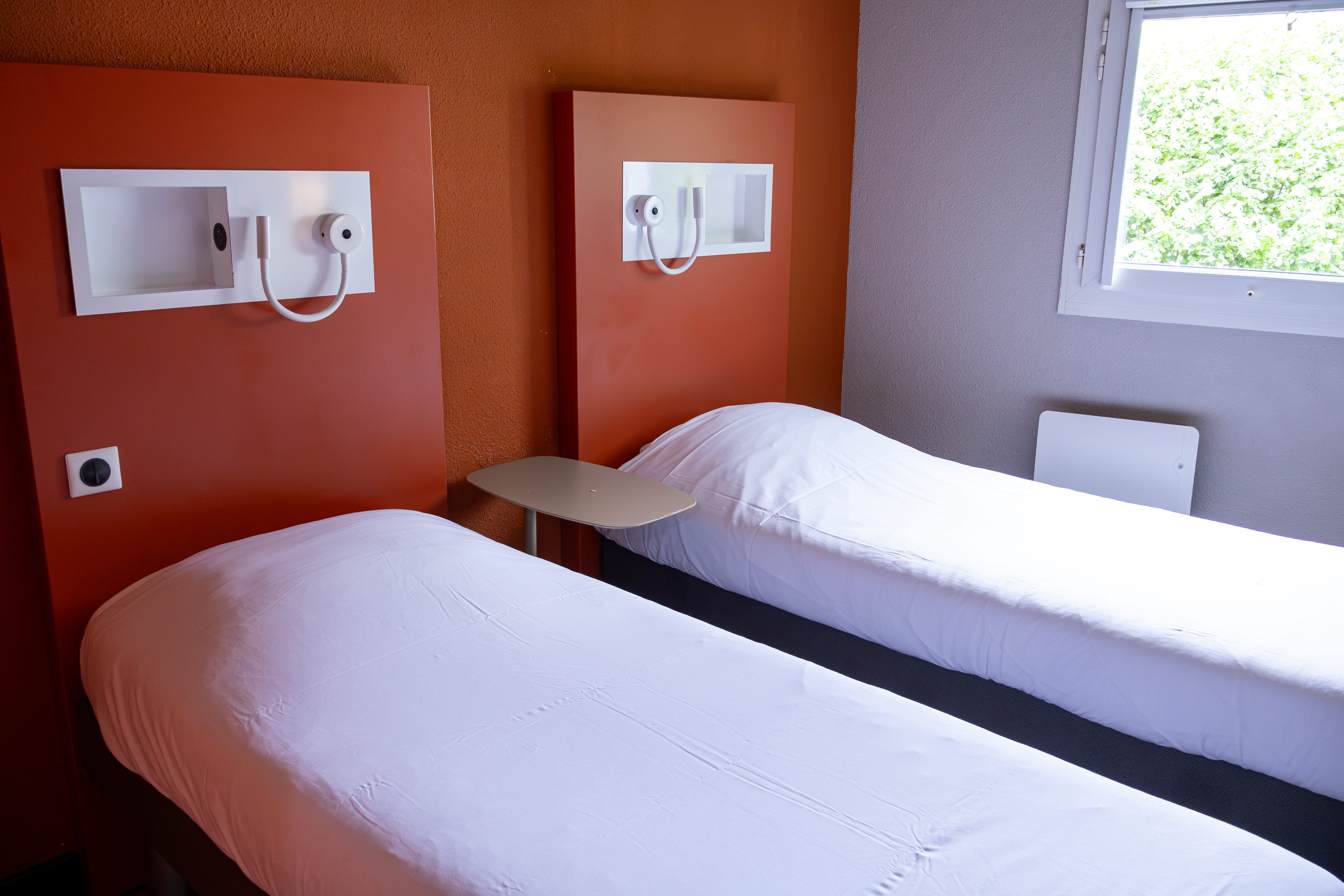 Chambre avec deux lits simples à l'ibis budget Rouen Nord Isneauville. Chambre avec deux lits simples à l'ibis budget Rouen Nord Isneauville.