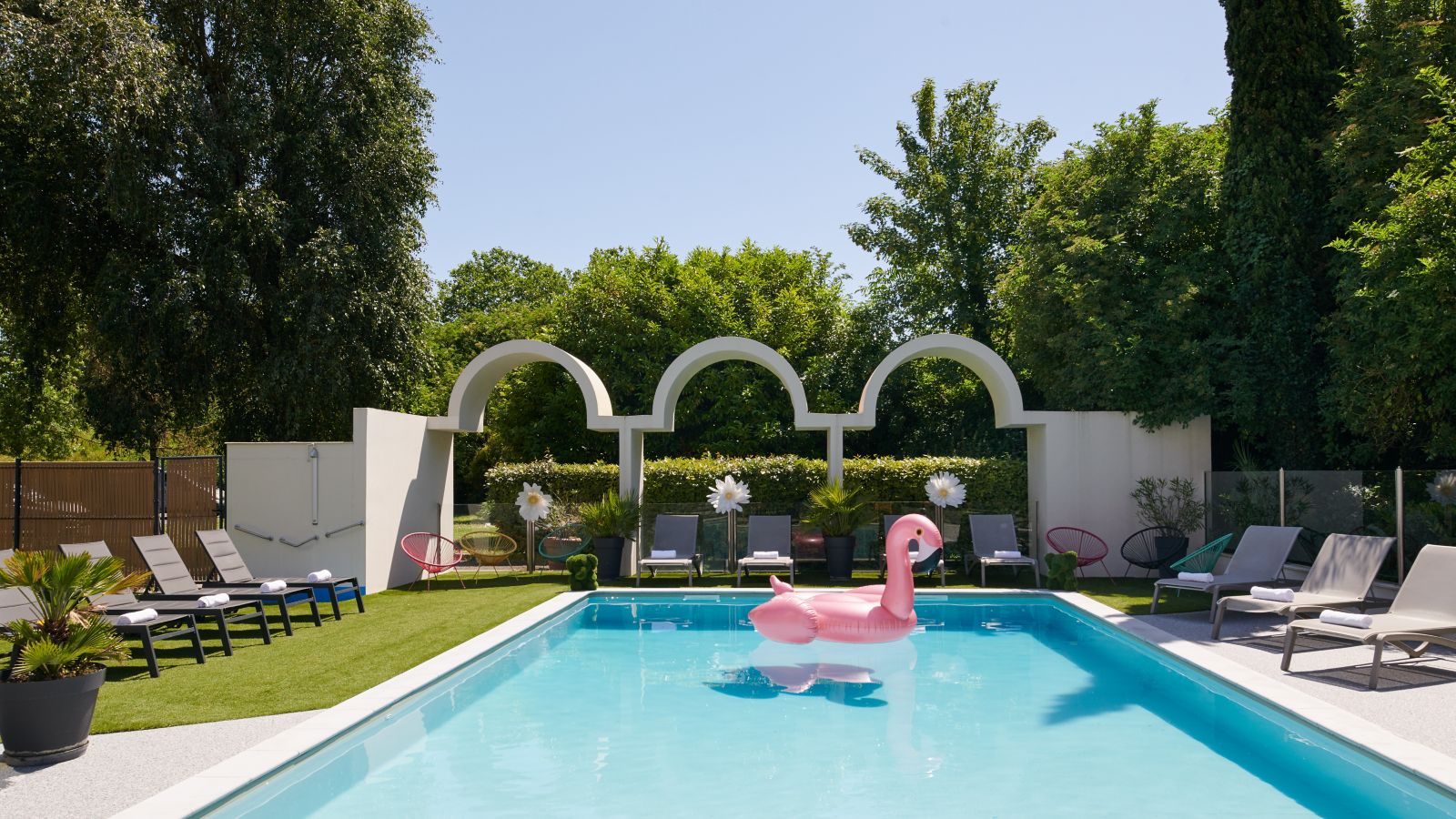 Piscine extérieure de l'Ibis Styles Cognac, idéale pour de détendre aux beaux jours.