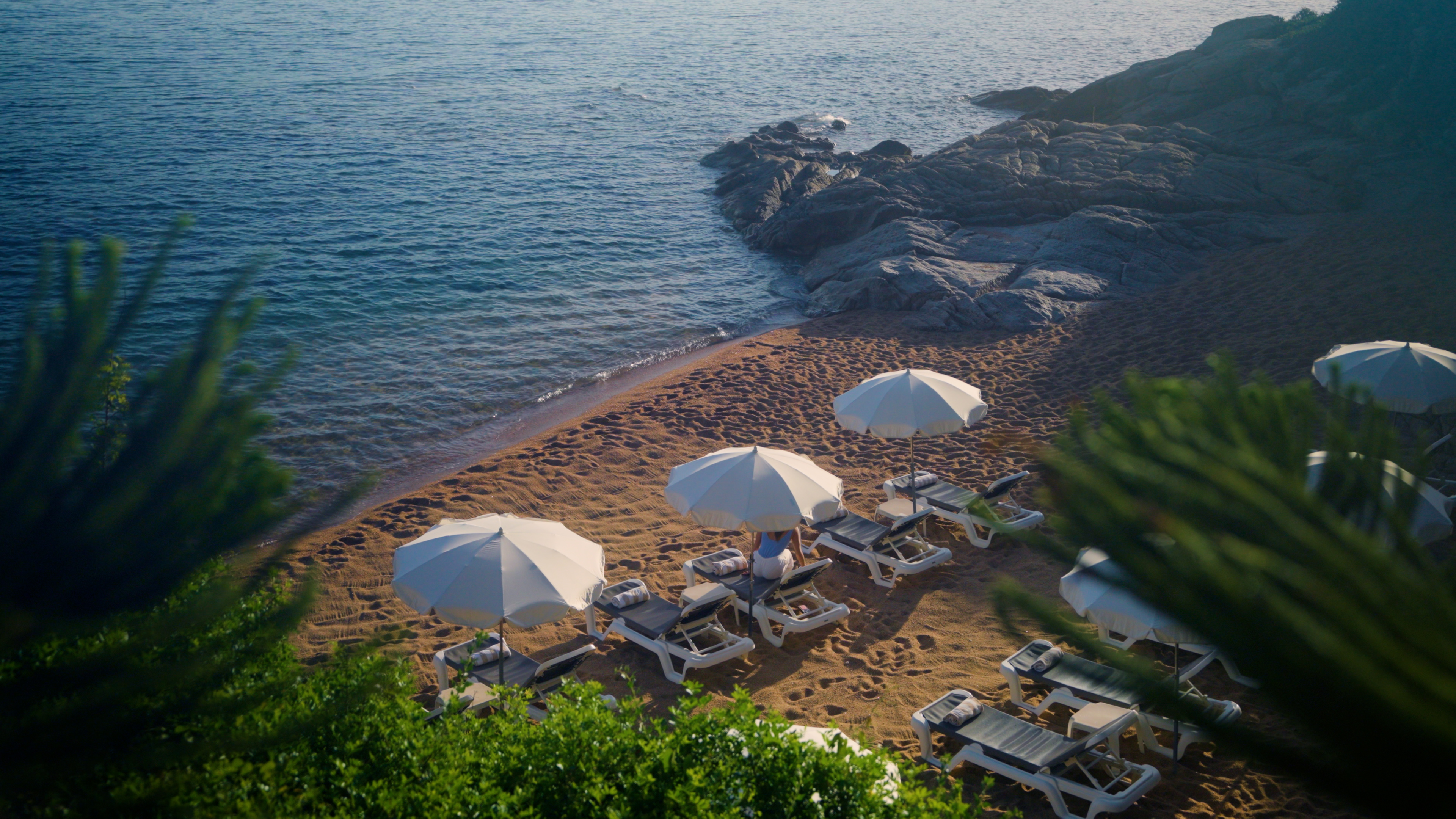 Offrez-vous une parenthèse de détente sur notre plage privée, bercée par les eaux cristallines du golfe d'Ajaccio. Offrez-vous une parenthèse de détente sur notre plage privée, bercée par les eaux cristallines du golfe d'Ajaccio.