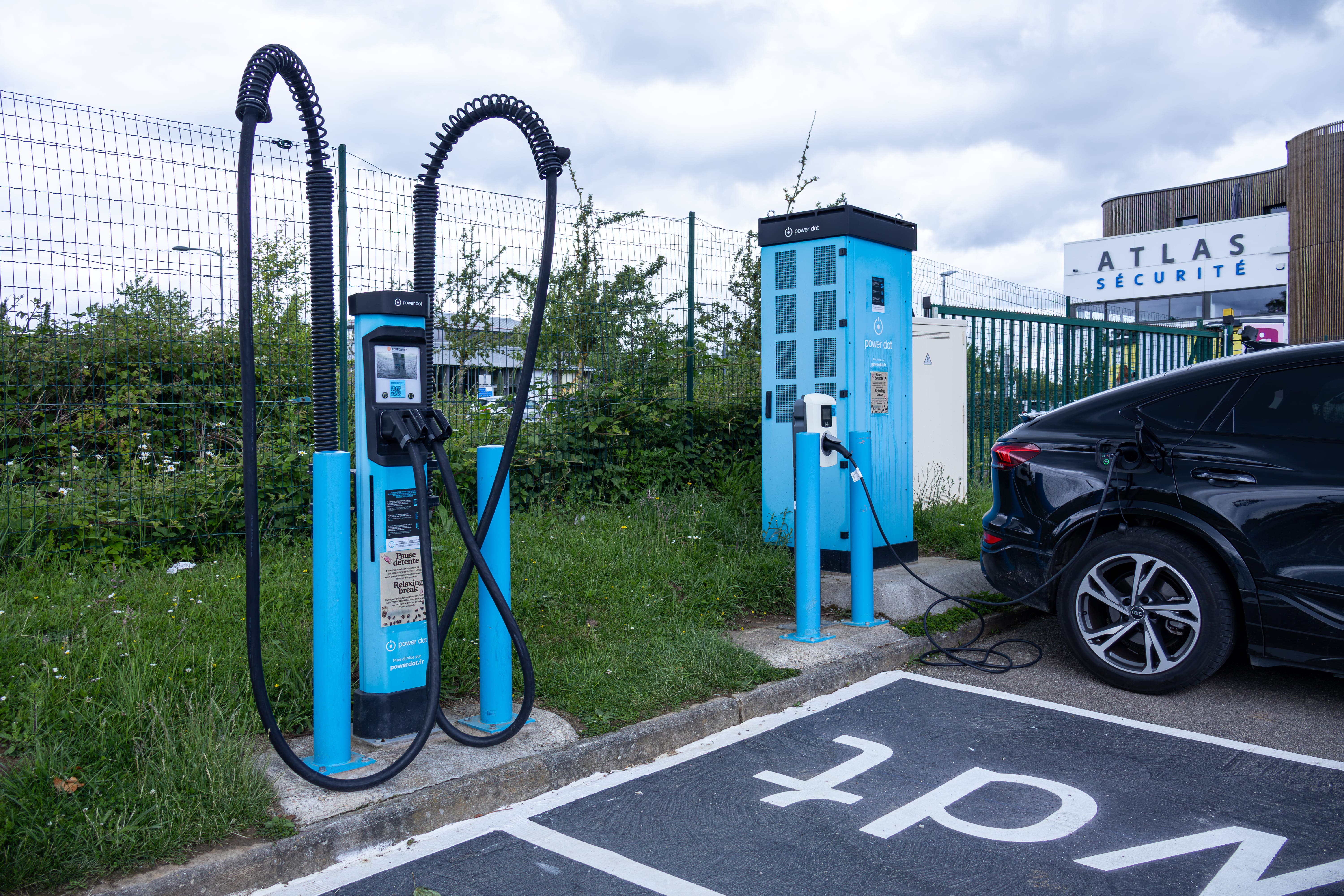 Borne de recharge pour voiture électrique à l'ibis budget Rouen Nord Isneauville. Borne de recharge pour voiture électrique à l'ibis budget Rouen Nord Isneauville.