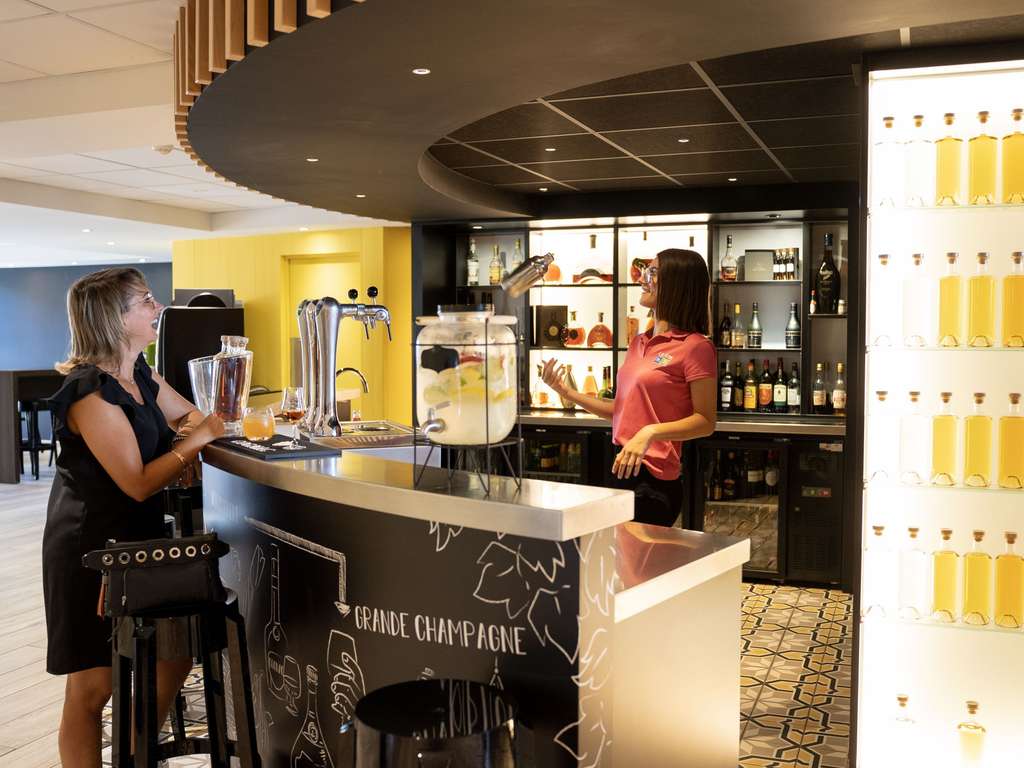 Bar de l'hôtel, un espace convivial pour se retrouver autour d'une boisson ou d'un en-cas.