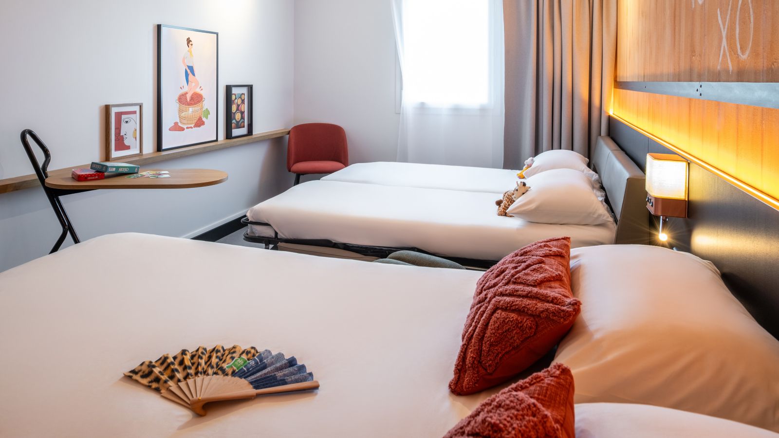Chambre Familiale spacieuse avec lit double et canapé-lit, adaptée aux séjours en famille.