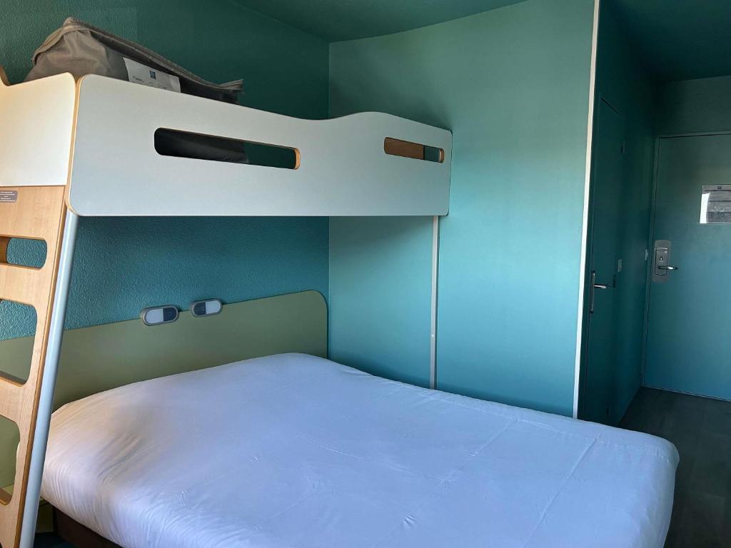 Chambre pour 3 personnes à l'ibis budget Rouen Nord Isneauville, idéale pour un séjour en famille ou entre amis. Chambre pour 3 personnes à l'ibis budget Rouen Nord Isneauville, idéale pour un séjour en famille ou entre amis.