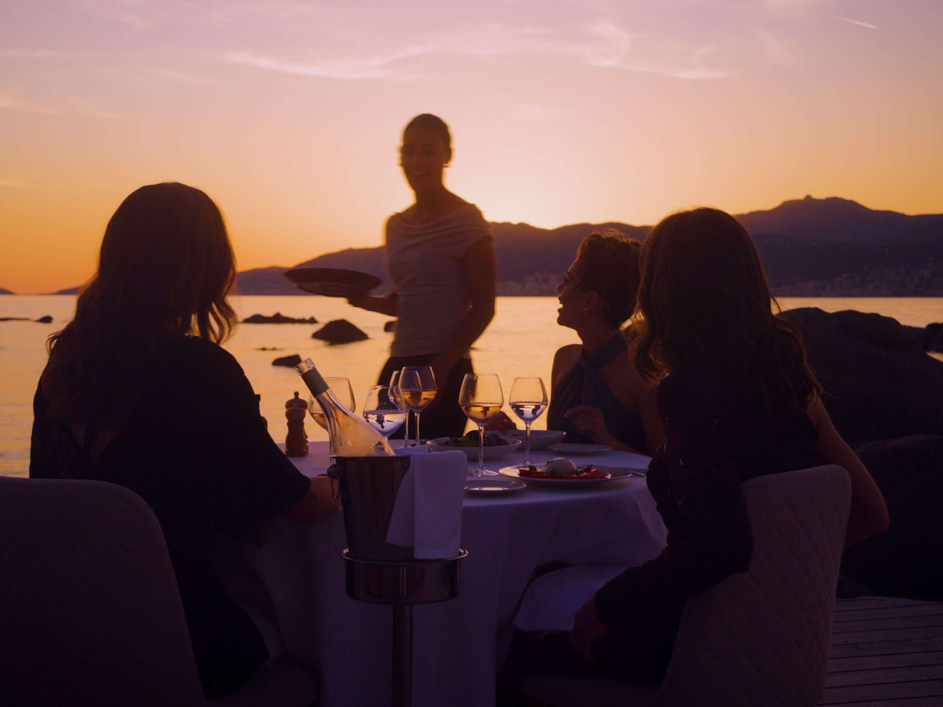 Vivez un dîner face au coucher de soleil à La Table de la Pointe, où la gastronomie et la vue sur le golfe d'Ajaccio offrent un moment d'exception.