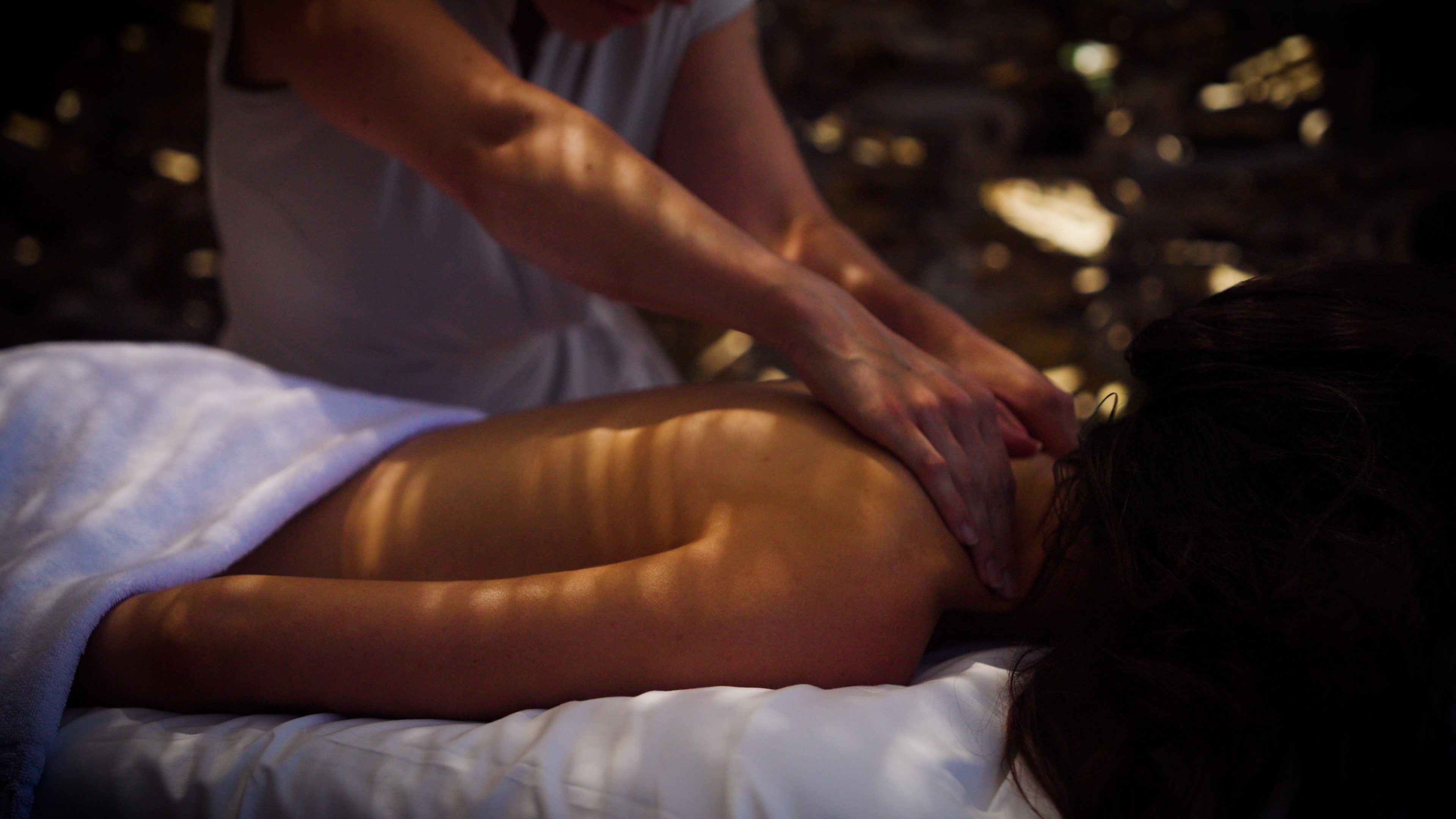 Offrez-vous une véritable parenthèse de bien-être grâce à nos soins et massages, dans un cadre apaisant face à la Méditerranée. Offrez-vous une véritable parenthèse de bien-être grâce à nos soins et massages, dans un cadre apaisant face à la Méditerranée.