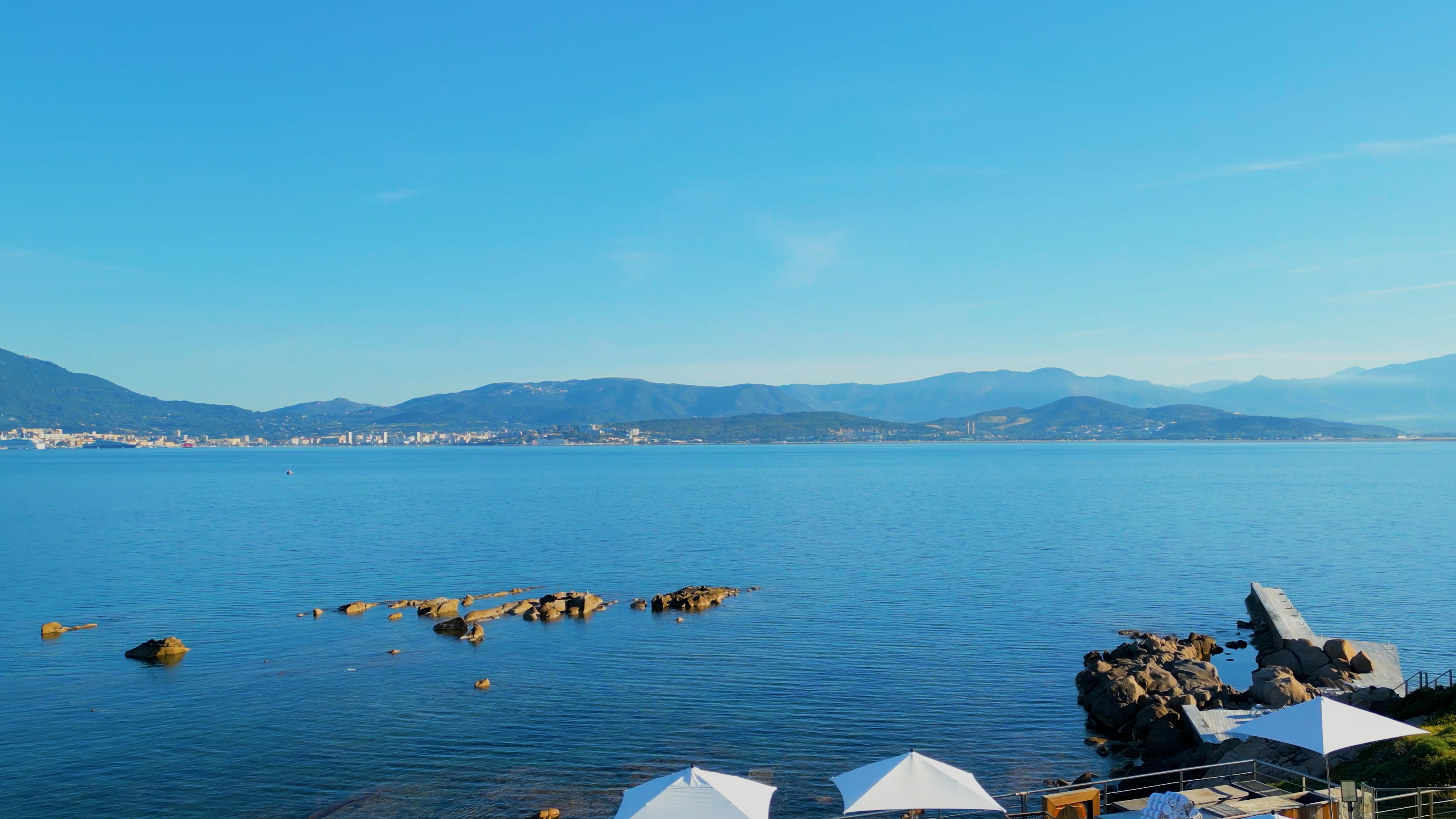 Face aux eaux cristallines du golfe d'Ajaccio, laissez-vous séduire par un panorama d'exception où la nature s'exprime dans toute sa splendeur. Face aux eaux cristallines du golfe d'Ajaccio, laissez-vous séduire par un panorama d'exception où la nature s'exprime dans toute sa splendeur.