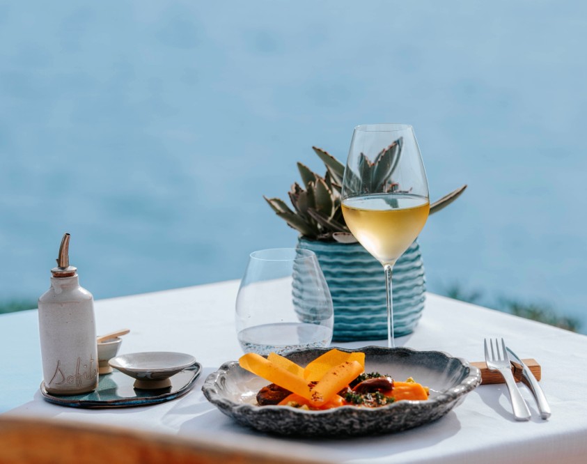 Création culinaire du restaurant La Carte Postale, à savourer face au golfe d'Ajaccio dans un cadre élégant et lumineux.