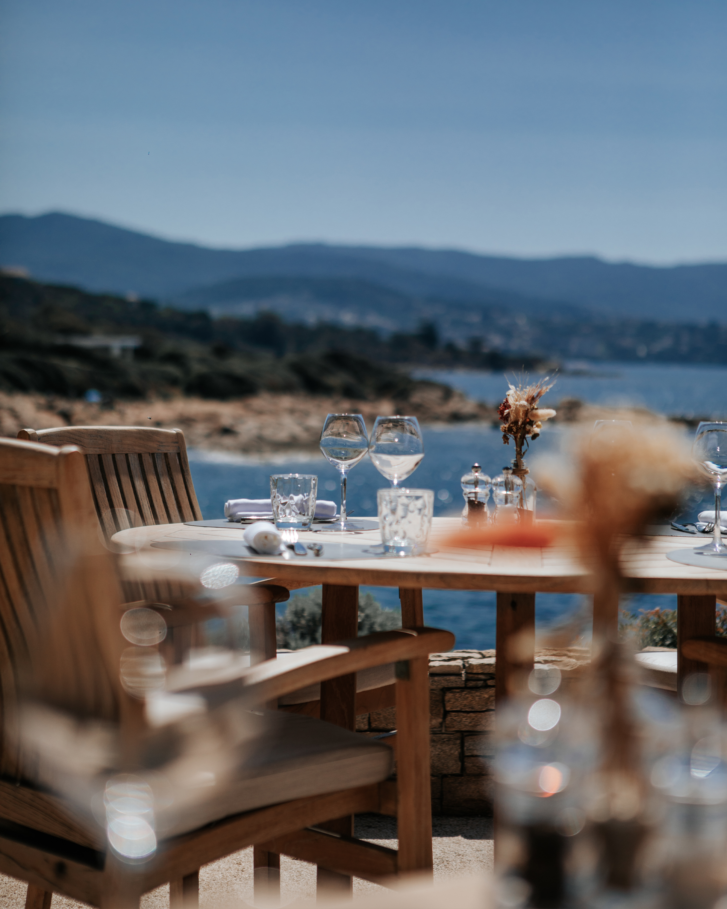 Terrasse du restaurant La Carte Postale offrant une vue panoramique sur la mer et les paysages corses au Sofitel Golfe d'Ajaccio.
