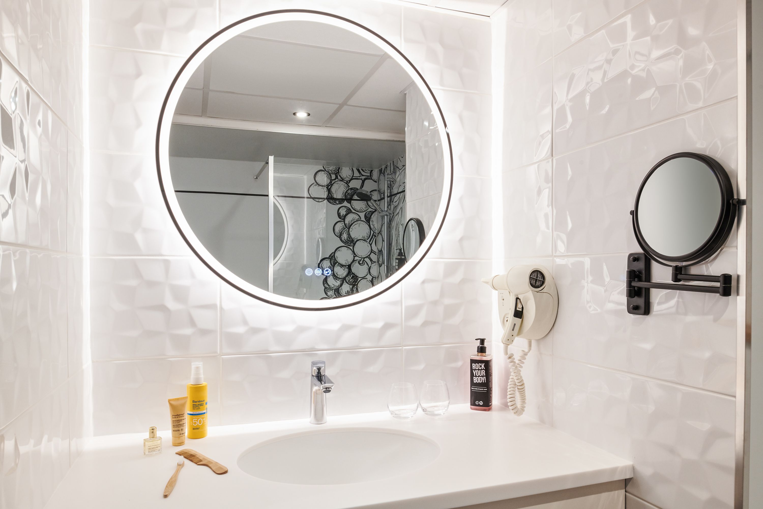 Salle de bain moderne de l'Ibis Styles Cognac, décorée dans l'univers du vignoble et du cognac.