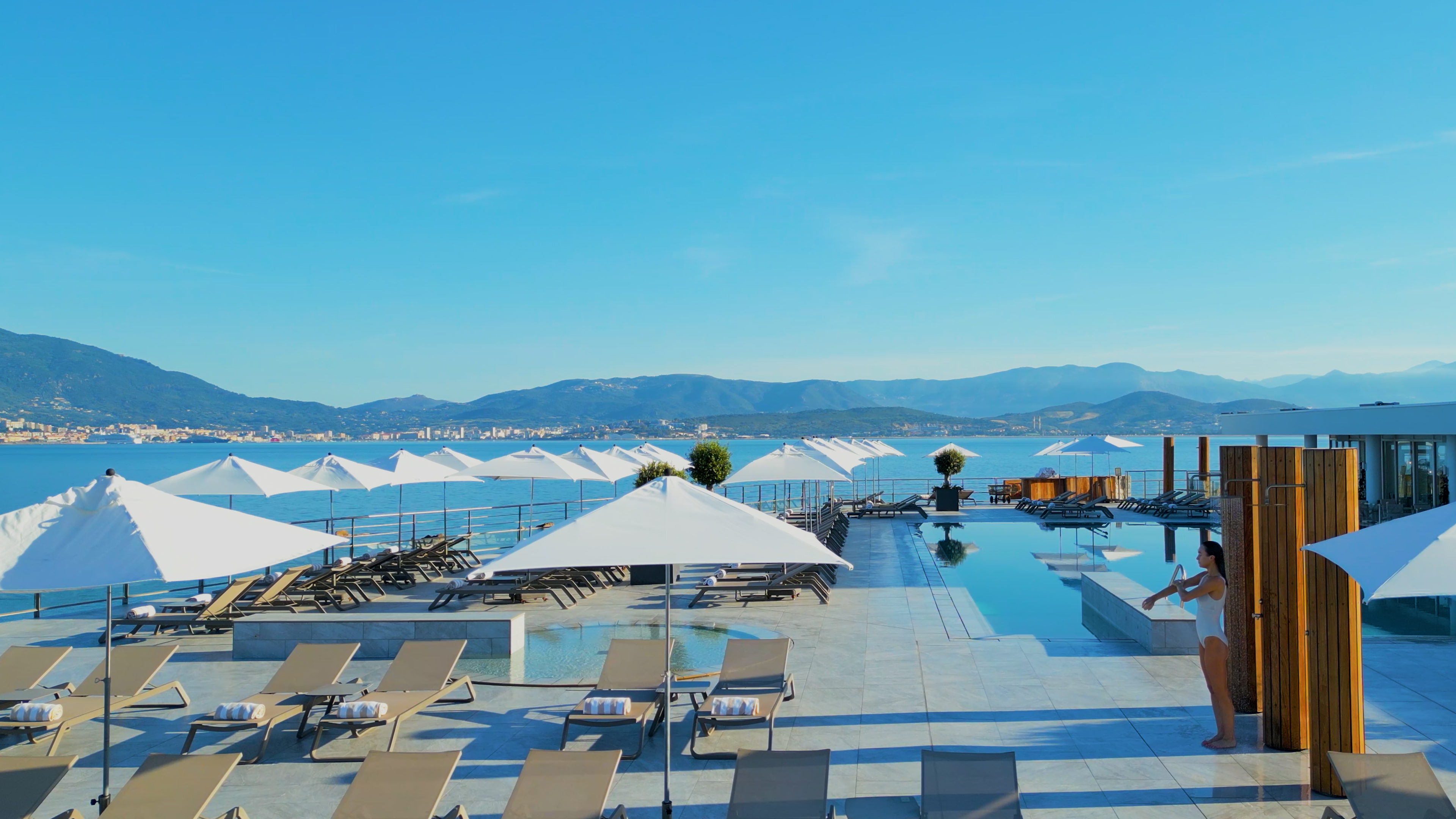 Profitez d'une vue panoramique exceptionnelle sur le golfe d'Ajaccio depuis notre piscine d'eau de mer chauffée, véritable invitation à la détente. Profitez d'une vue panoramique exceptionnelle sur le golfe d'Ajaccio depuis notre piscine d'eau de mer chauffée, véritable invitation à la détente.