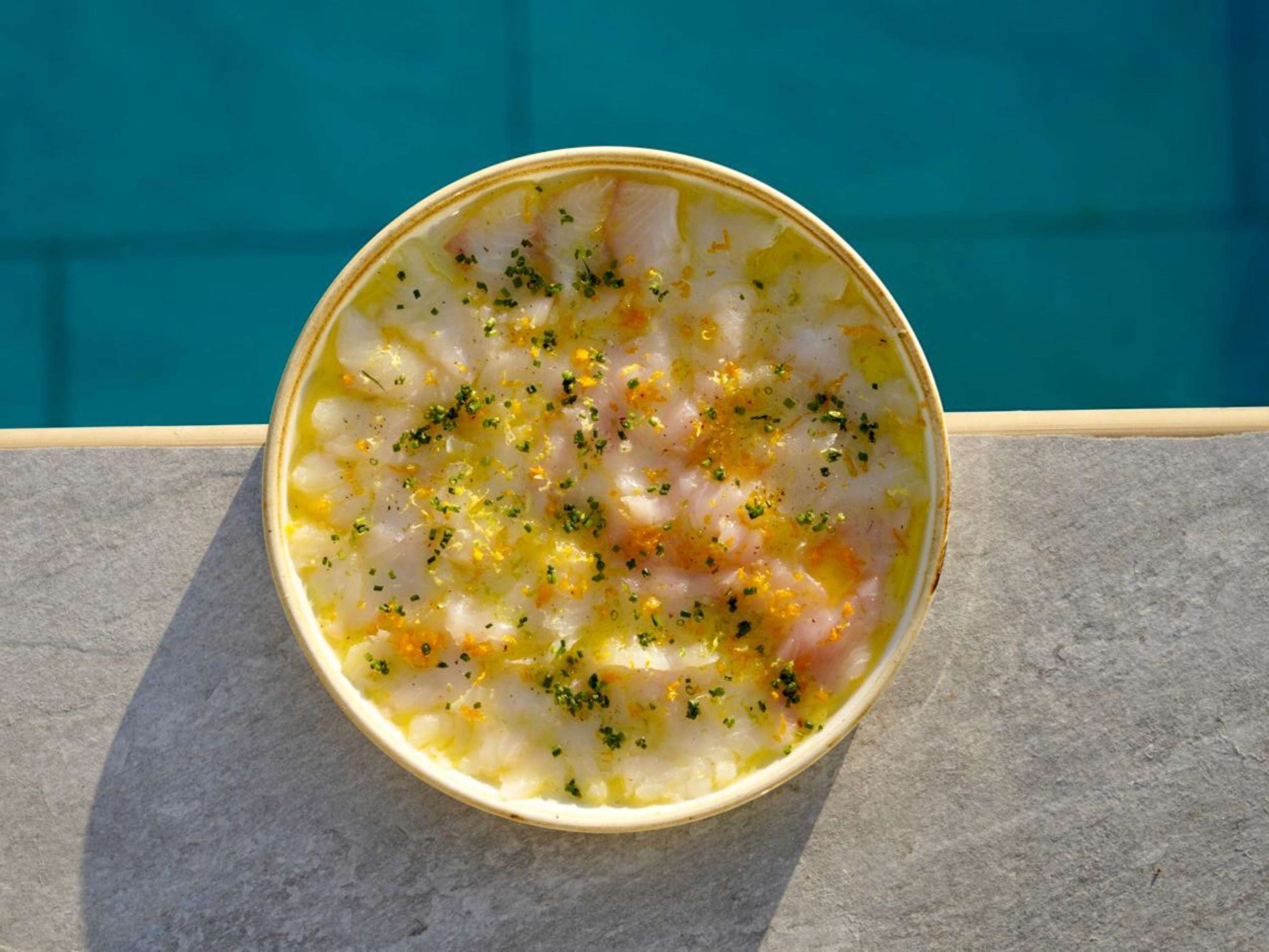 Une création gourmande du Chef Nicolas Sintes, à savourer à La Table de la Pointe, où la cuisine méditerranéenne s'exprime avec élégance.