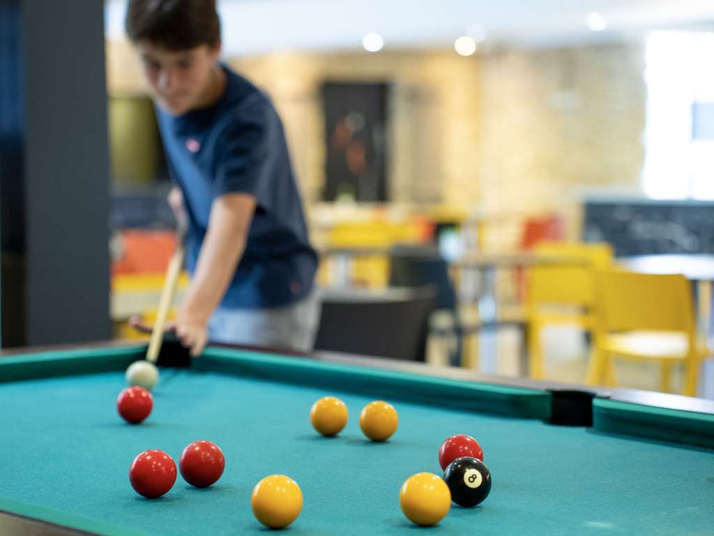 Espace détente avec billard, accessible aux clients de l'hôtel.