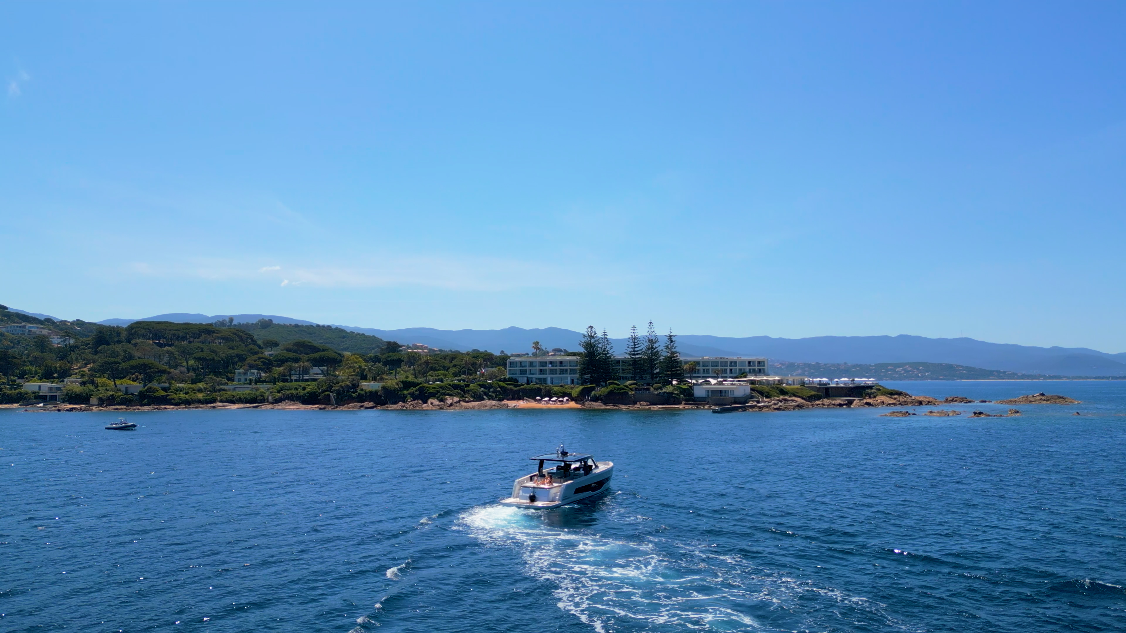 Prenez le large et découvrez le golfe d'Ajaccio autrement grâce à nos expériences nautiques au départ de l'hôtel. Prenez le large et découvrez le golfe d'Ajaccio autrement grâce à nos expériences nautiques au départ de l'hôtel.