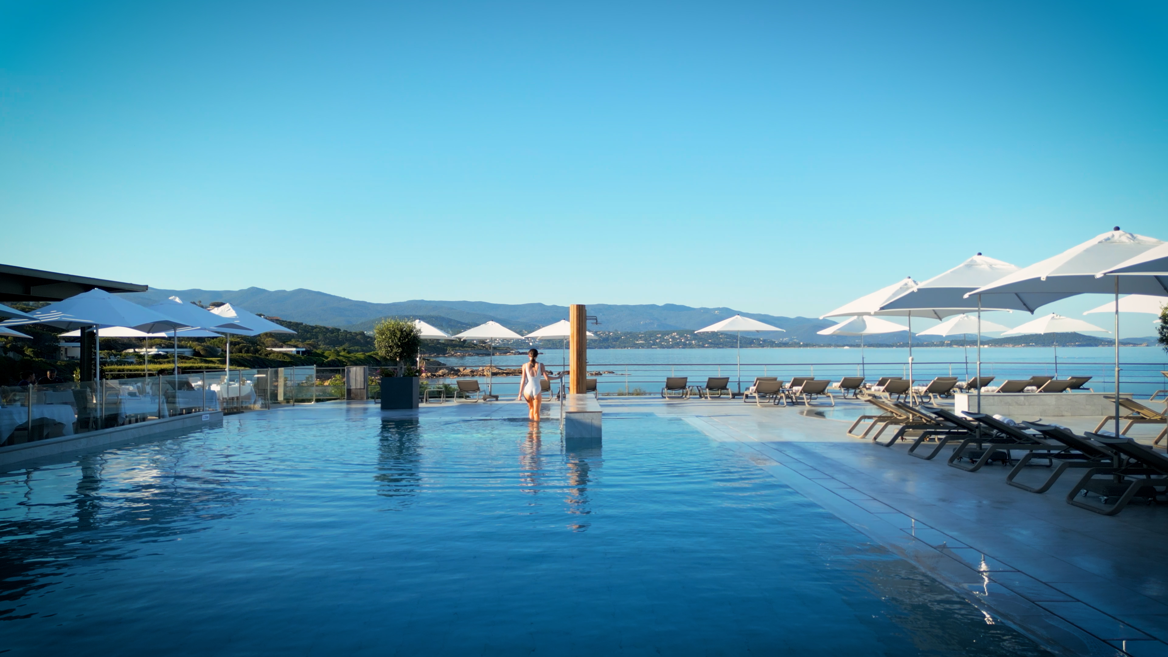 Plongez dans un univers de détente avec notre piscine d'eau de mer chauffée, face au panorama exceptionnel du golfe d'Ajaccio. Plongez dans un univers de détente avec notre piscine d'eau de mer chauffée, face au panorama exceptionnel du golfe d'Ajaccio.