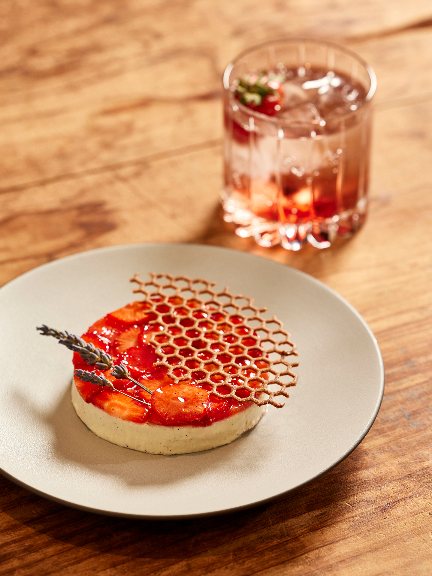 Dessert gourmand au miel corse et à la fraise, dressage élégant.
