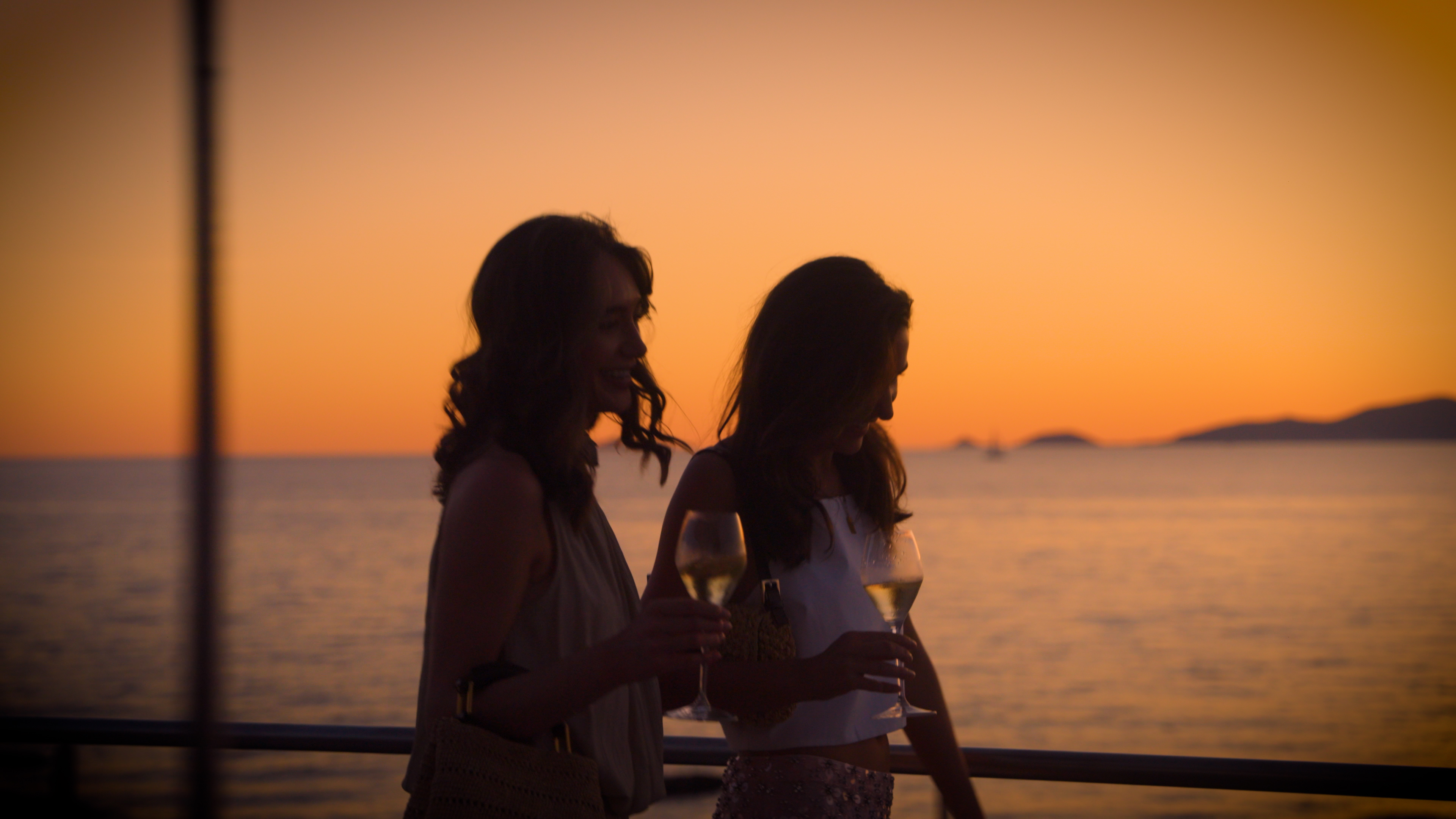 Vivez la magie d'un coucher de soleil en mer et laissez-vous porter par une atmosphère élégante et chaleureuse. Vivez la magie d'un coucher de soleil en mer et laissez-vous porter par une atmosphère élégante et chaleureuse.